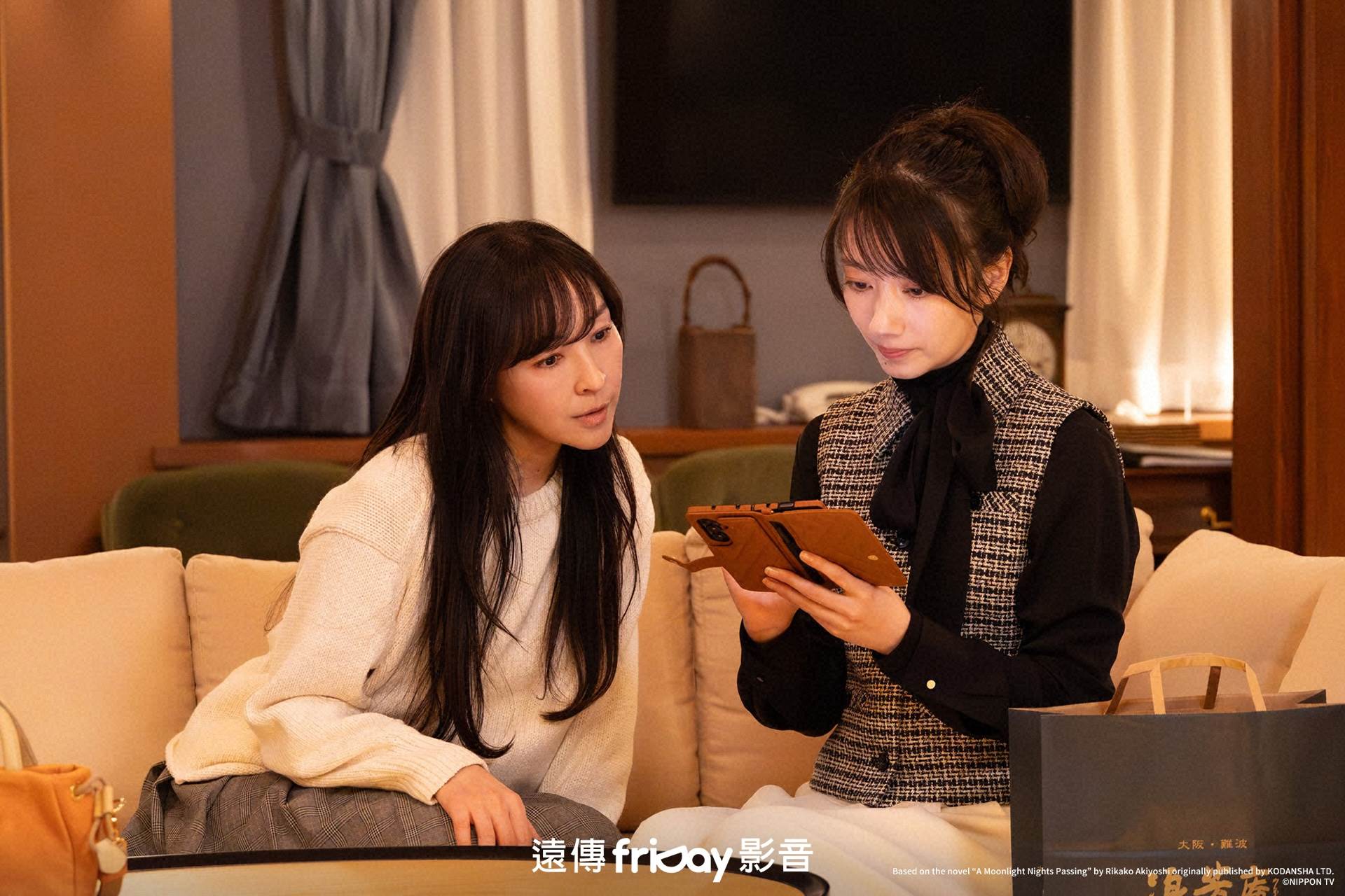 麻生久美子覺得波瑠(右)太可愛，忍不住什麼東西都想買給她。（圖／friDay影音提供）
