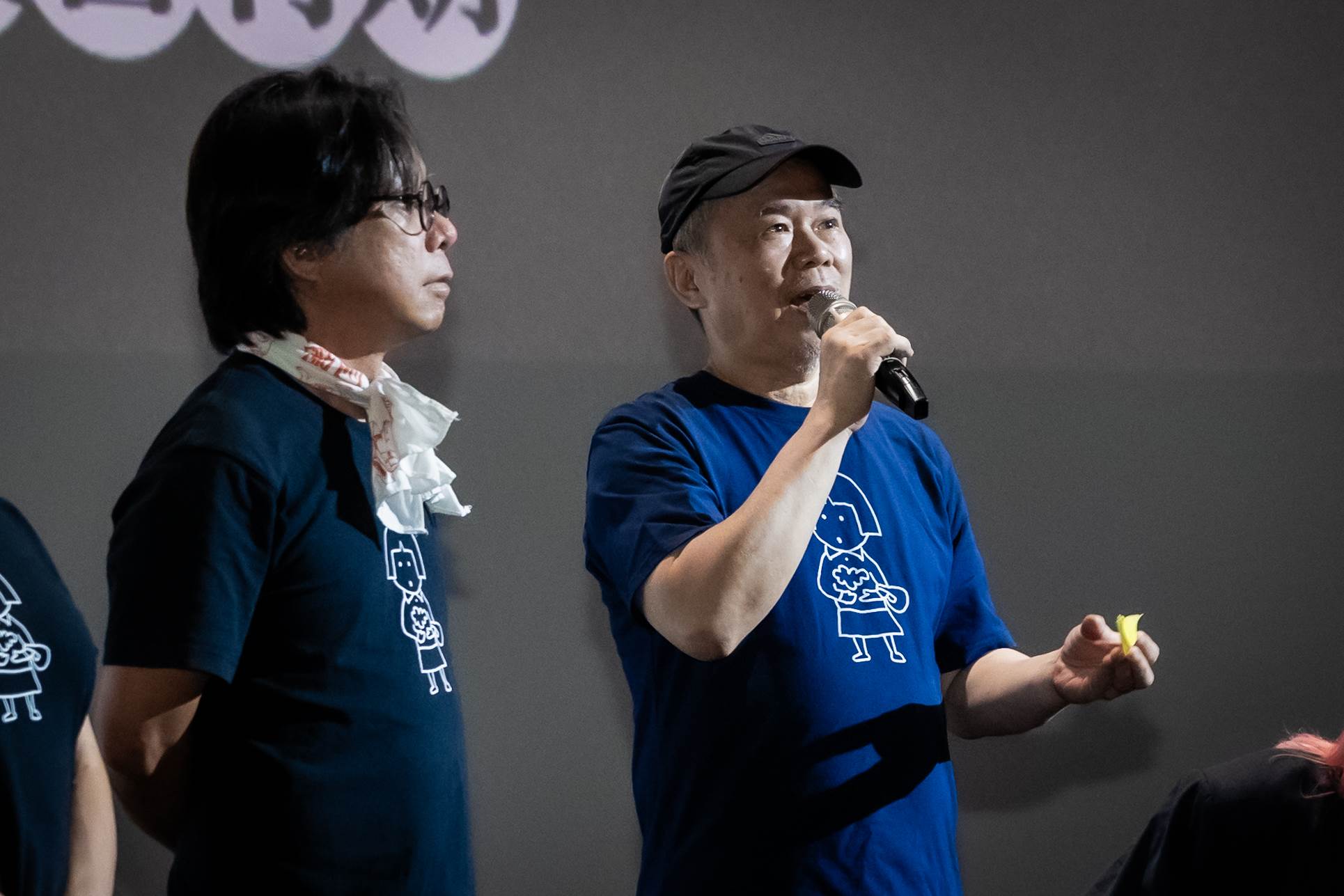 《大濛》導演陳玉勳（右）感嘆：「半年前要上片的時候非常的不安跟焦慮，沒想到一路走到現在還活著，謝謝觀眾大力相挺。」（圖左美術指導王誌成）。（圖／華文創提供）