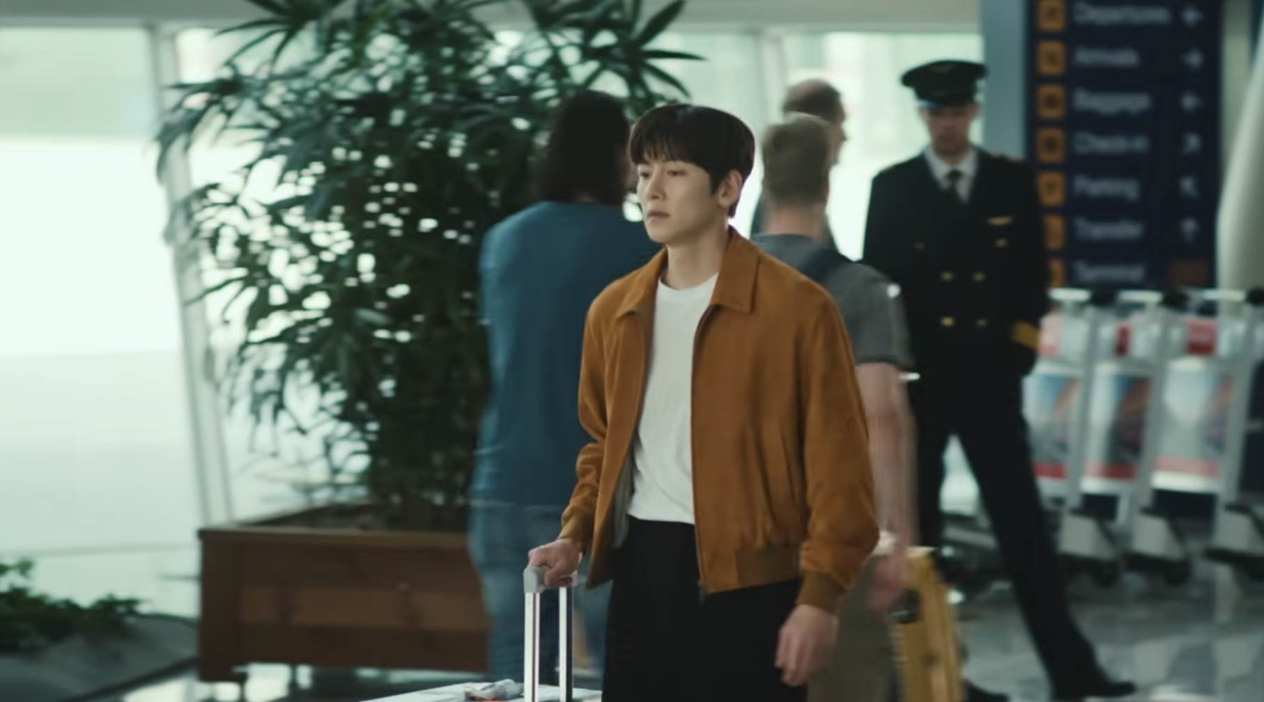 南韓男星池昌旭廣告場景出現在機場，讓韓國外交部帳號也幽默現身留言。（圖／翻攝自 SK telecom YouTube）