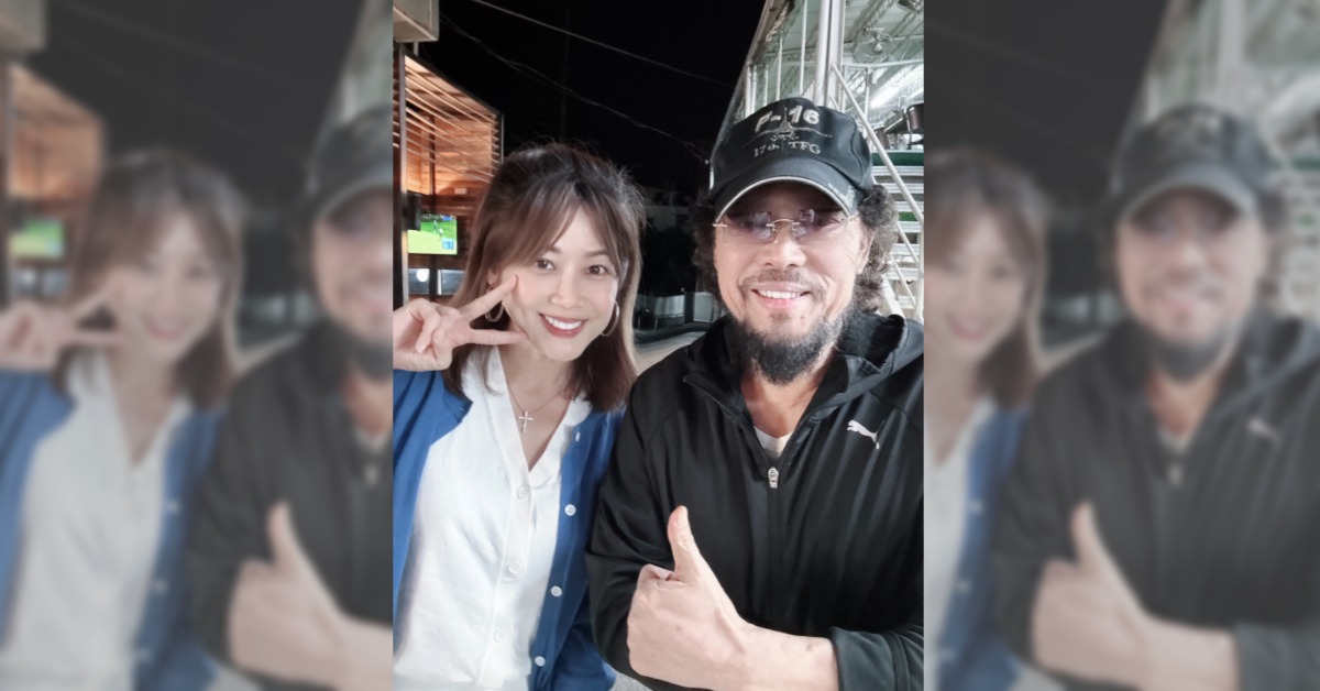 財經節目主持人邱沁宜（左）近在高爾夫練習場巧遇菲哥（右）。（圖／翻攝自邱沁宜臉書）