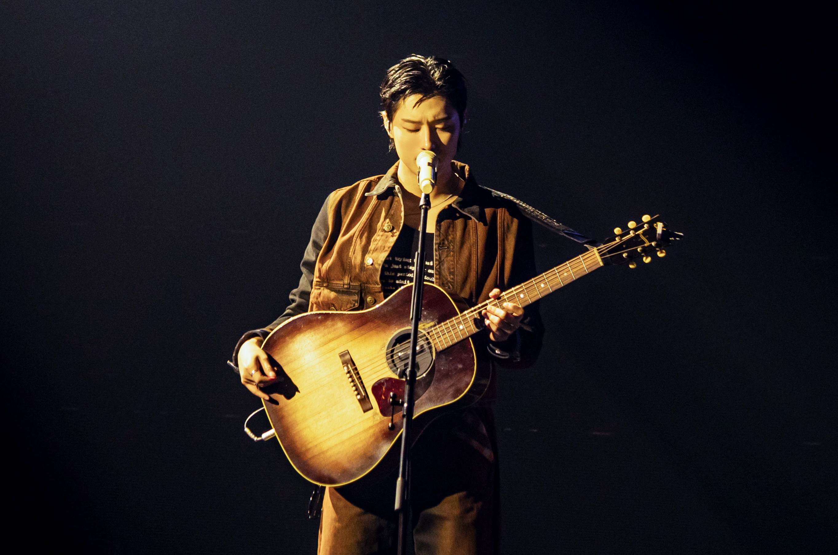 <a href='https://star.ebc.net.tw/search/tags/演唱會/' target='_blank'>演唱會</a>以〈Bloodline〉揭開序幕，WOODZ抱著電吉他登場。（圖／iMe TW提供）