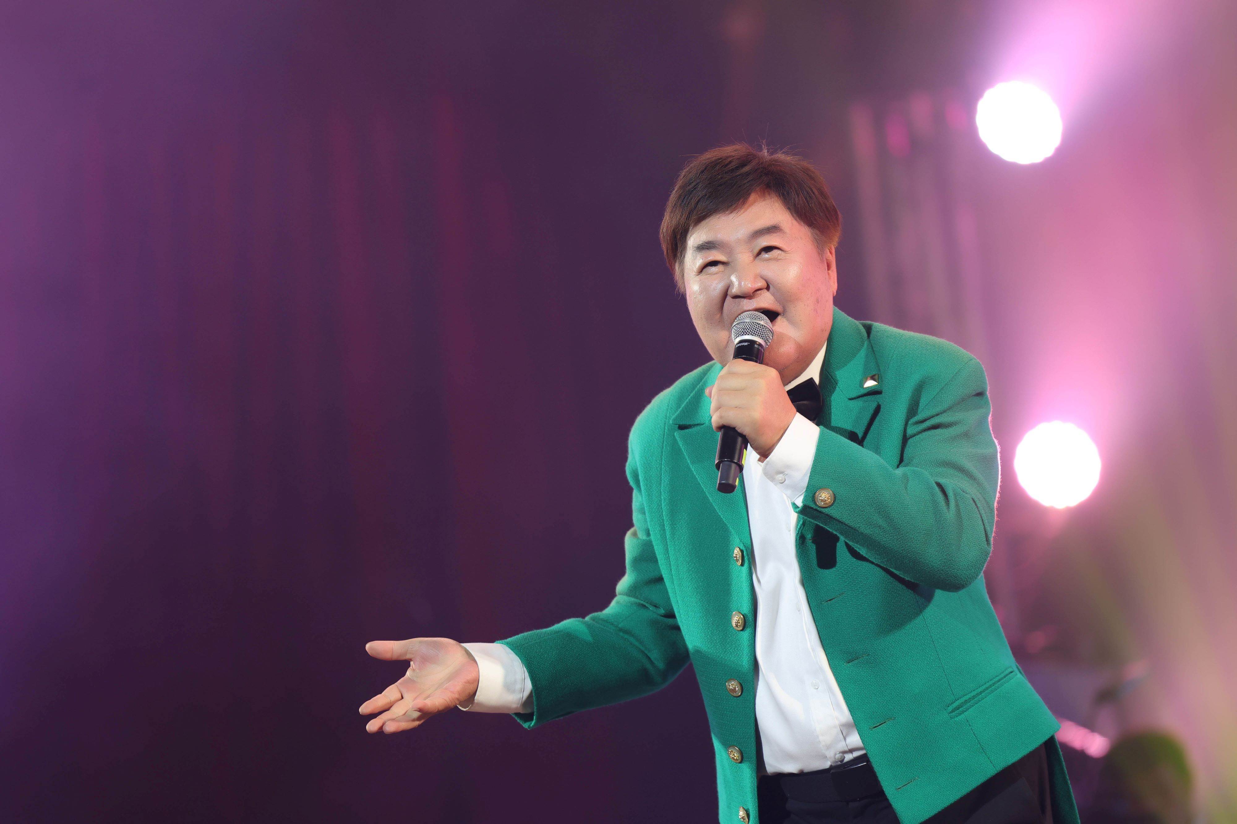春季限定的《耐斯歌廳秀》方駿目前除了演出就是在家休息泡茶與老友聊天。（圖／劍湖山世界提供）