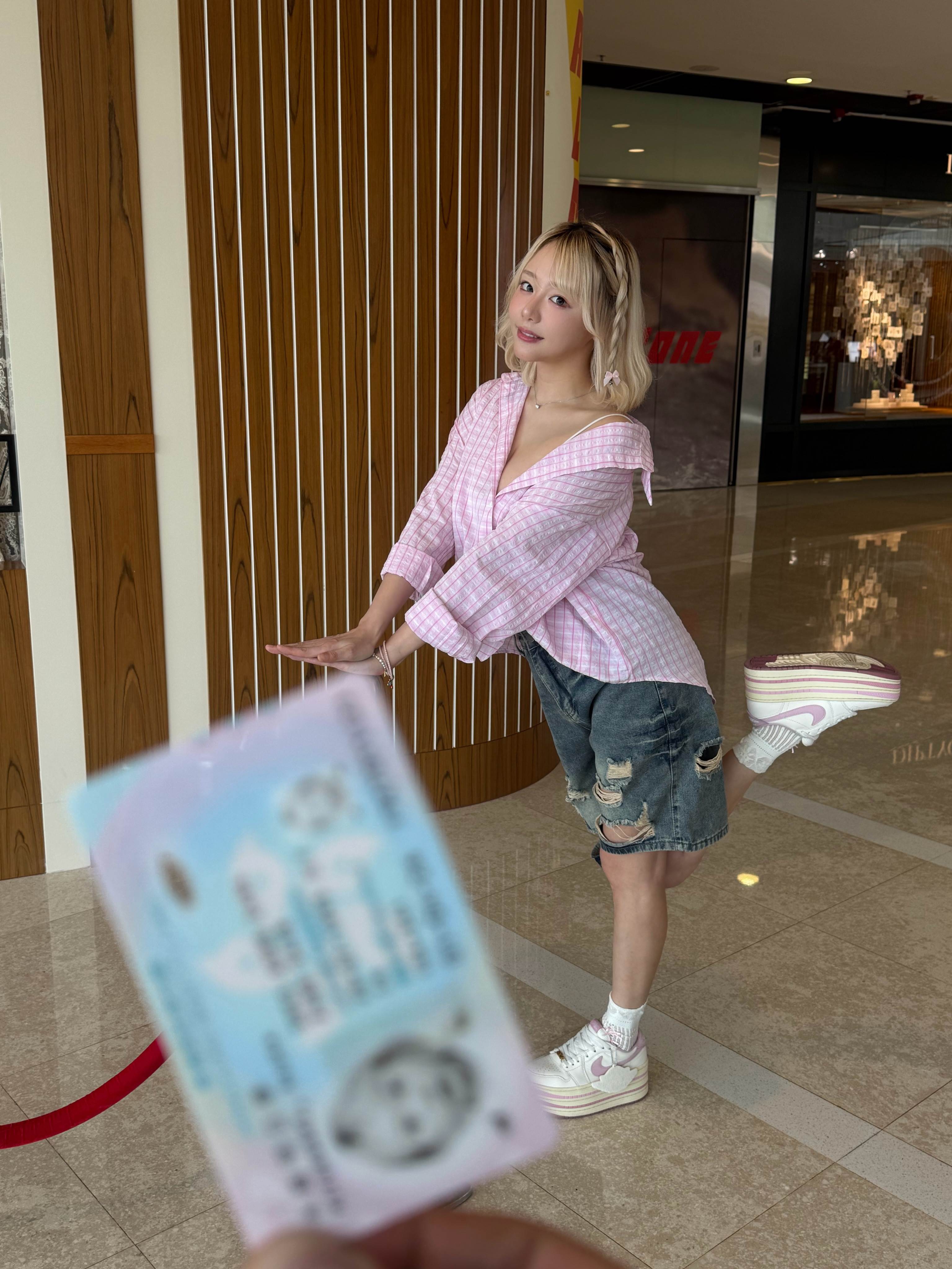 日本前女優濱崎真緒（浜崎真緒）引退後去到香港生活，近日宣布拿到了香港身分證。（圖／翻攝自濱崎真緒IG）
