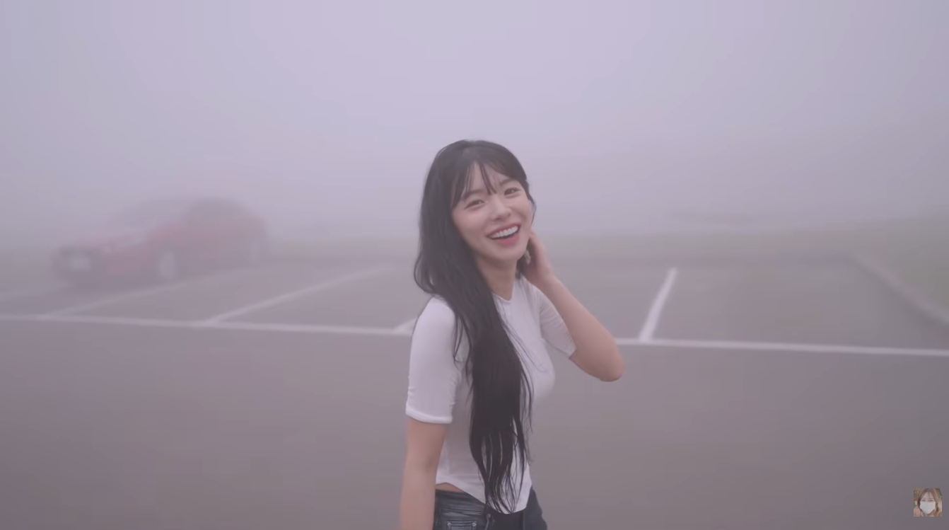 穿著白色緊身服裝的李多慧，在台北七星山山頂熱舞慶祝百萬訂閱。（圖／翻攝自이다혜 李多慧YT）