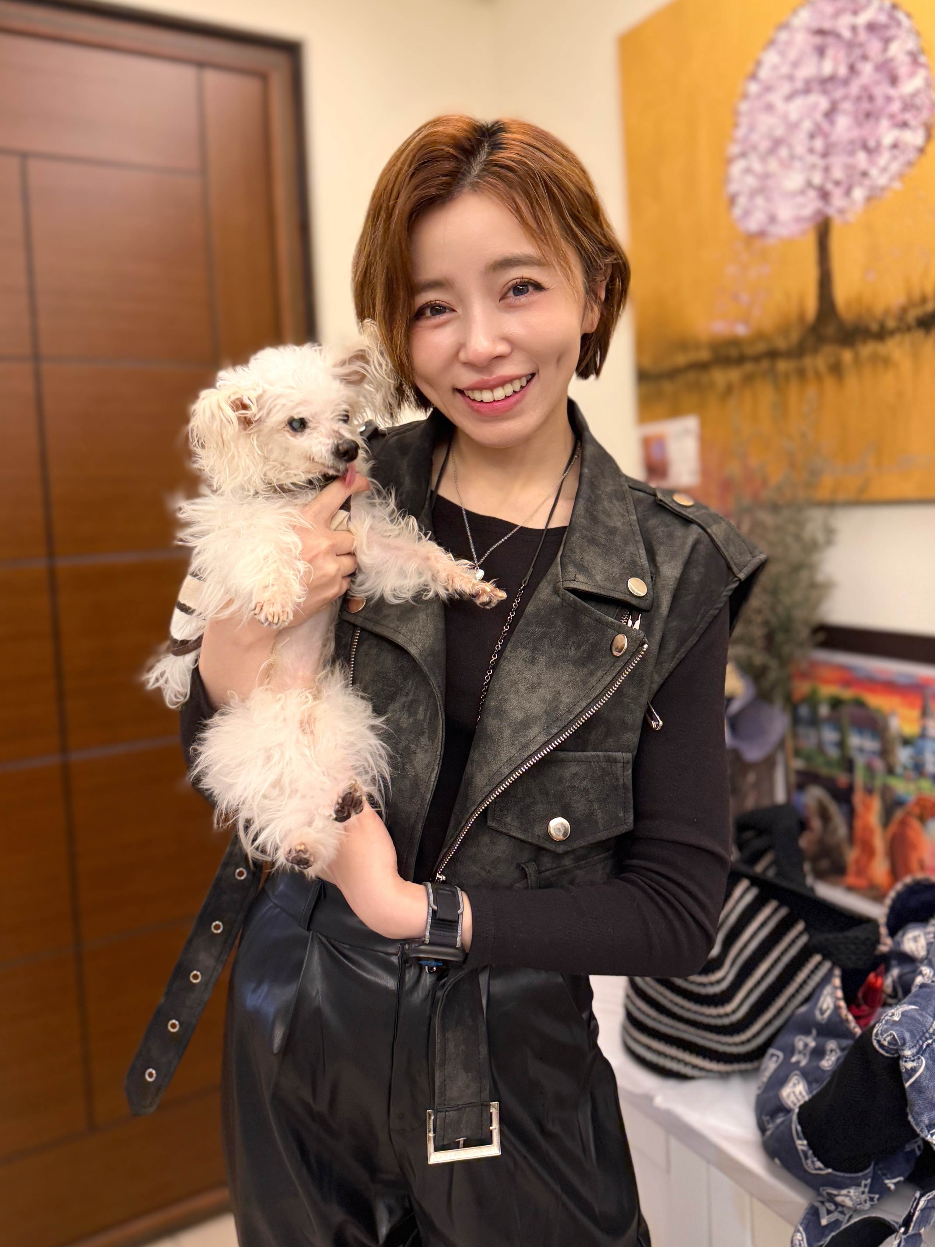 王瞳愛犬「哈嚕」近年失智惡化，需長期治療與照護，每月醫療費約2萬元。（圖／翻攝自臉書 @王瞳）