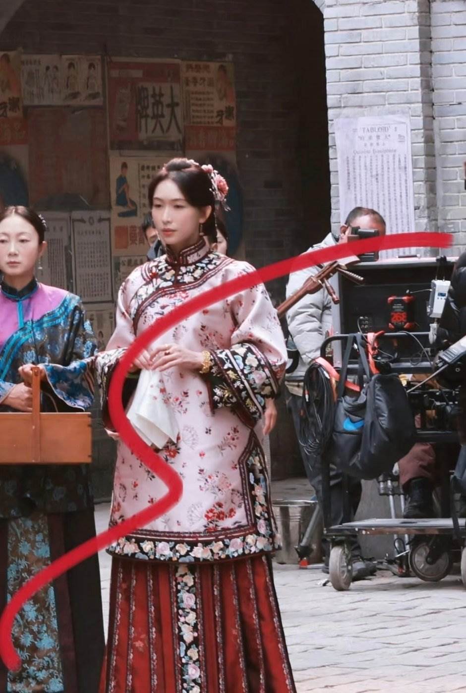 林志玲客串陸劇《玉蘭花開君再來》片場畫面。（圖／翻攝自微博）