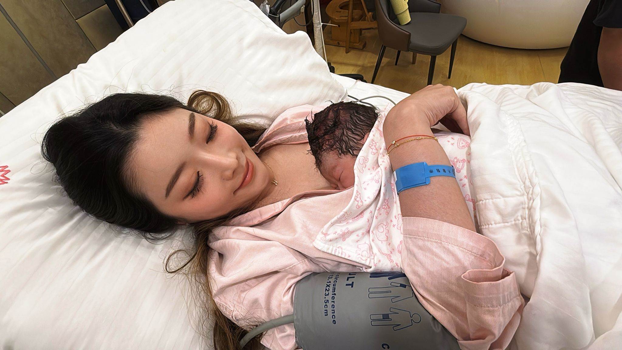 依依歷經36小時的產程才誕下愛女「檸檬汁」。（圖／經紀人提供）