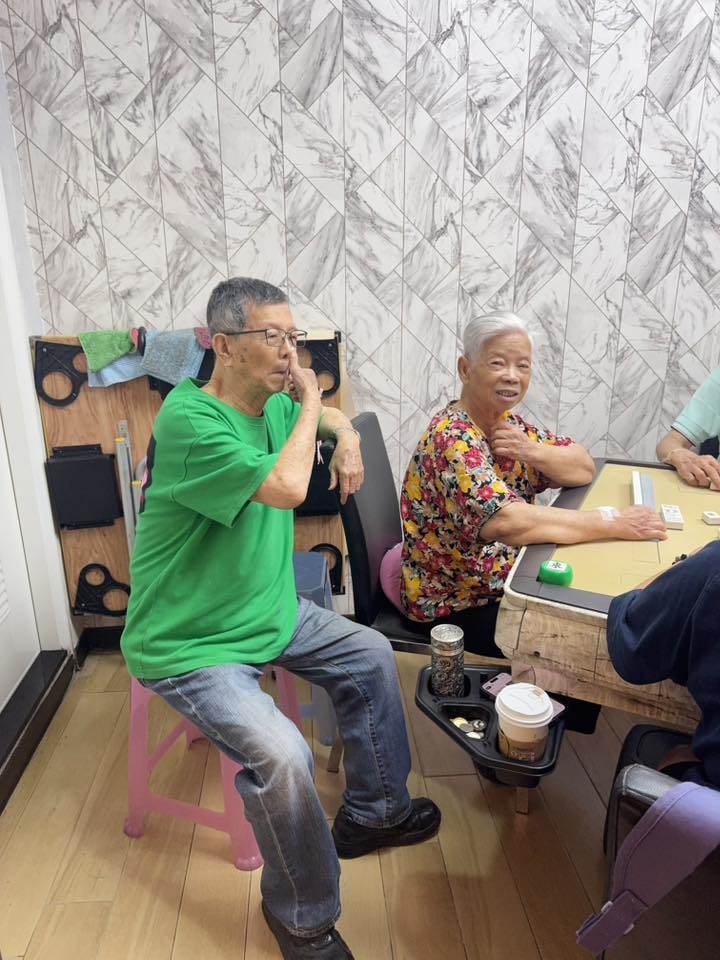 楊繡惠發出媽媽打牌畫面報平安。（圖／翻攝自楊繡惠臉書）