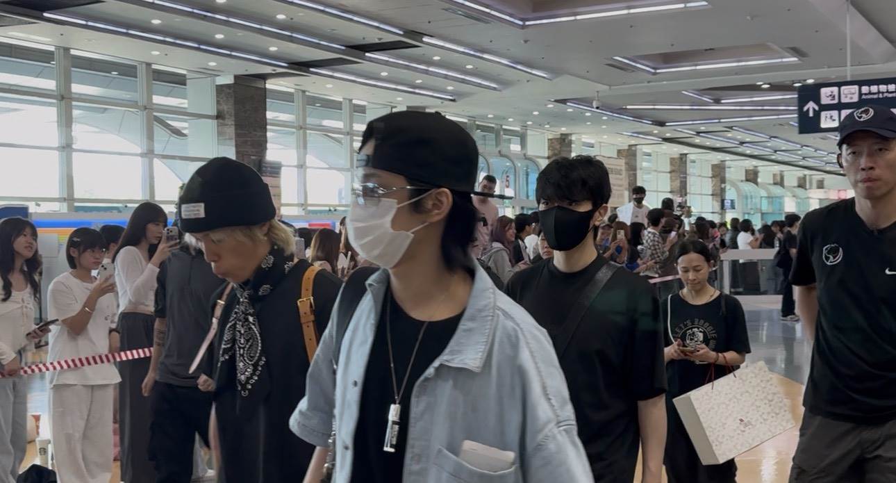南韓<a href='https://star.ebc.net.tw/search/tags/樂團/' target='_blank'>樂團</a>FTISLAND主唱<a href='https://star.ebc.net.tw/search/tags/李洪基/' target='_blank'>李洪基</a>（黑帽）、貝斯手<a href='https://star.ebc.net.tw/search/tags/李在真/' target='_blank'>李在真</a>和鼓手<a href='https://star.ebc.net.tw/search/tags/崔敏煥/' target='_blank'>崔敏煥</a>（後方黑口罩）。（圖／讀者提供）