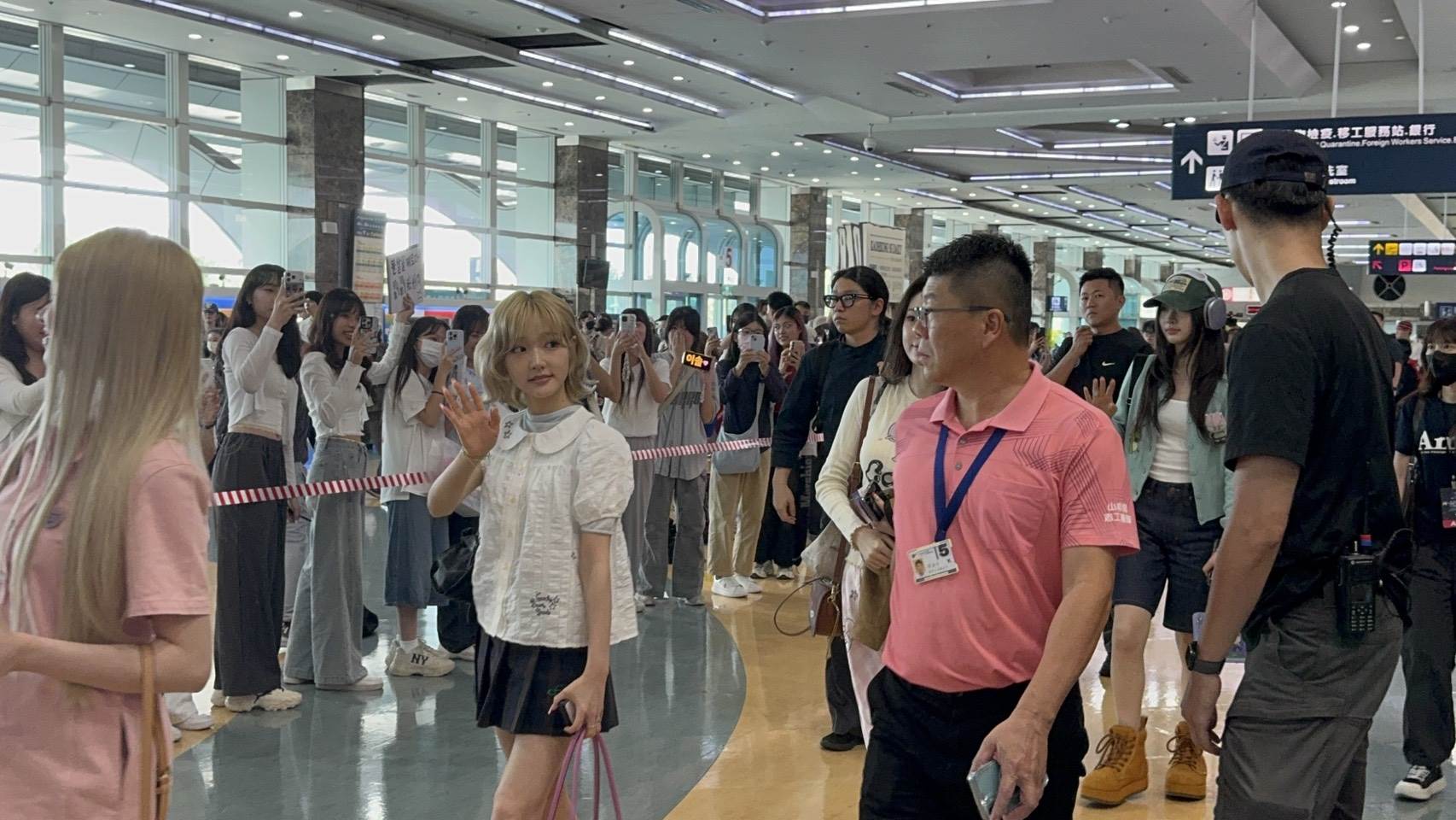 南韓樂團女團KiiiKiii成員Jiyu也和媒體打招呼。（圖／讀者提供）