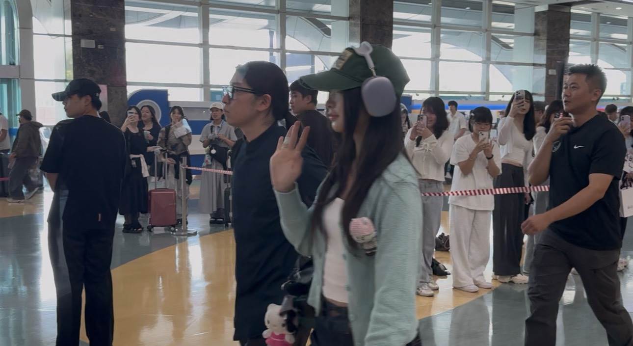 南韓樂團女團KiiiKiii成員Kya戴著耳機。（圖／讀者提供）