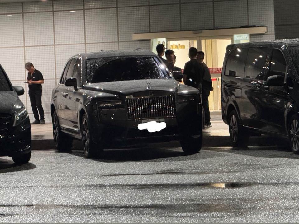 南韓男星G-Dragon（GD，權志龍）抵台後，搭乘約3000萬名車離開小港機場。（圖／讀者提供）