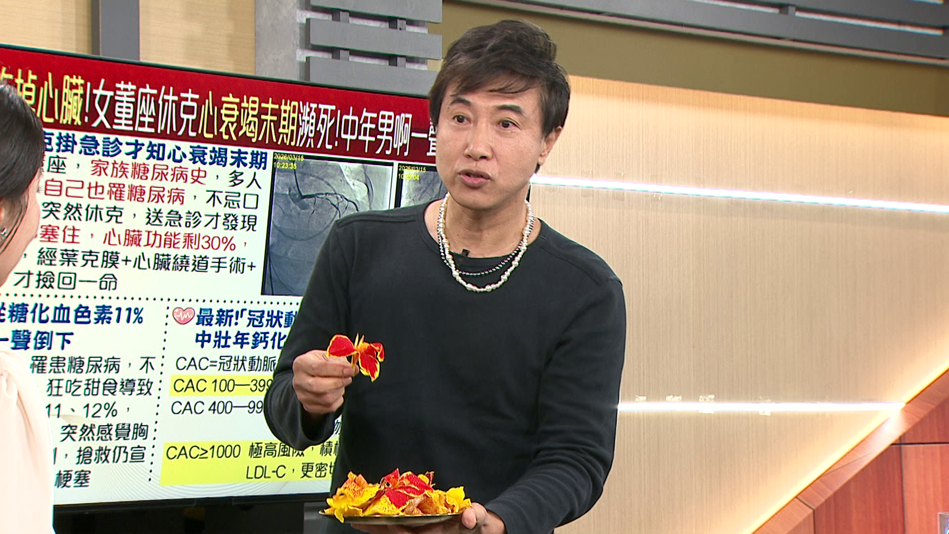 陳鴻將自家栽種的地瓜葉、時令花卉加入打成汁。（圖／年代提供）