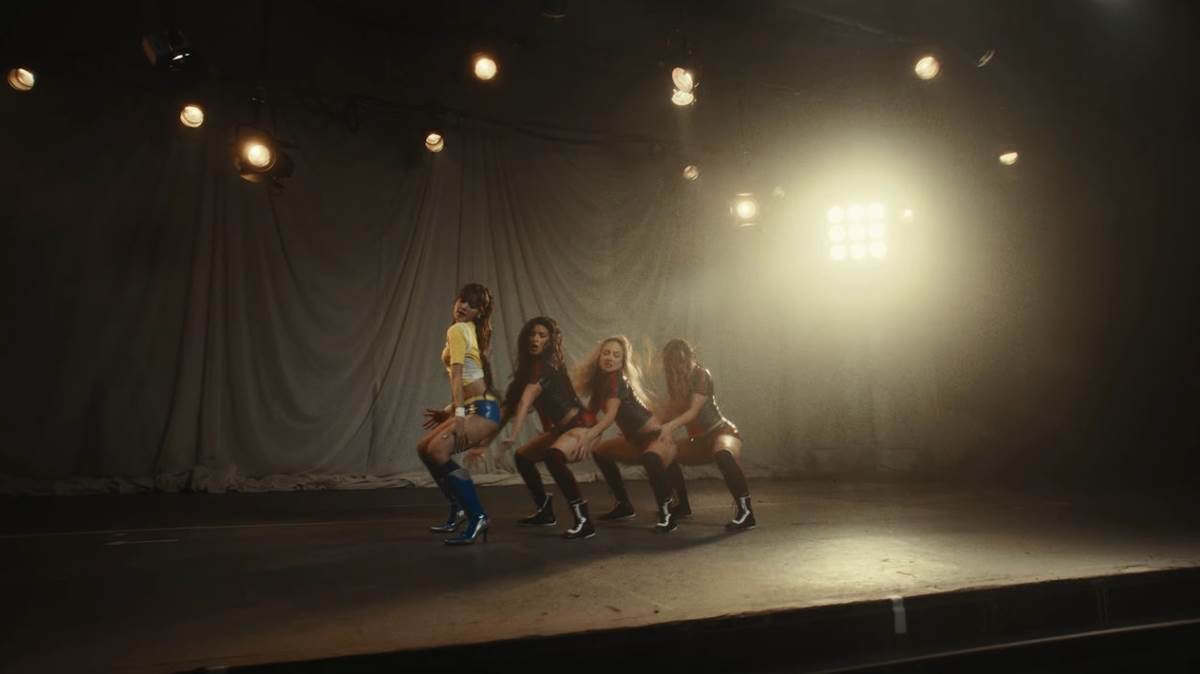 南韓女團BLACKPINK泰籍成員Lisa在美加墨世界盃宣傳曲〈Goals〉的舞蹈動作過於性感，也被部分網友批評。（圖／翻攝自FIFA YouTube）