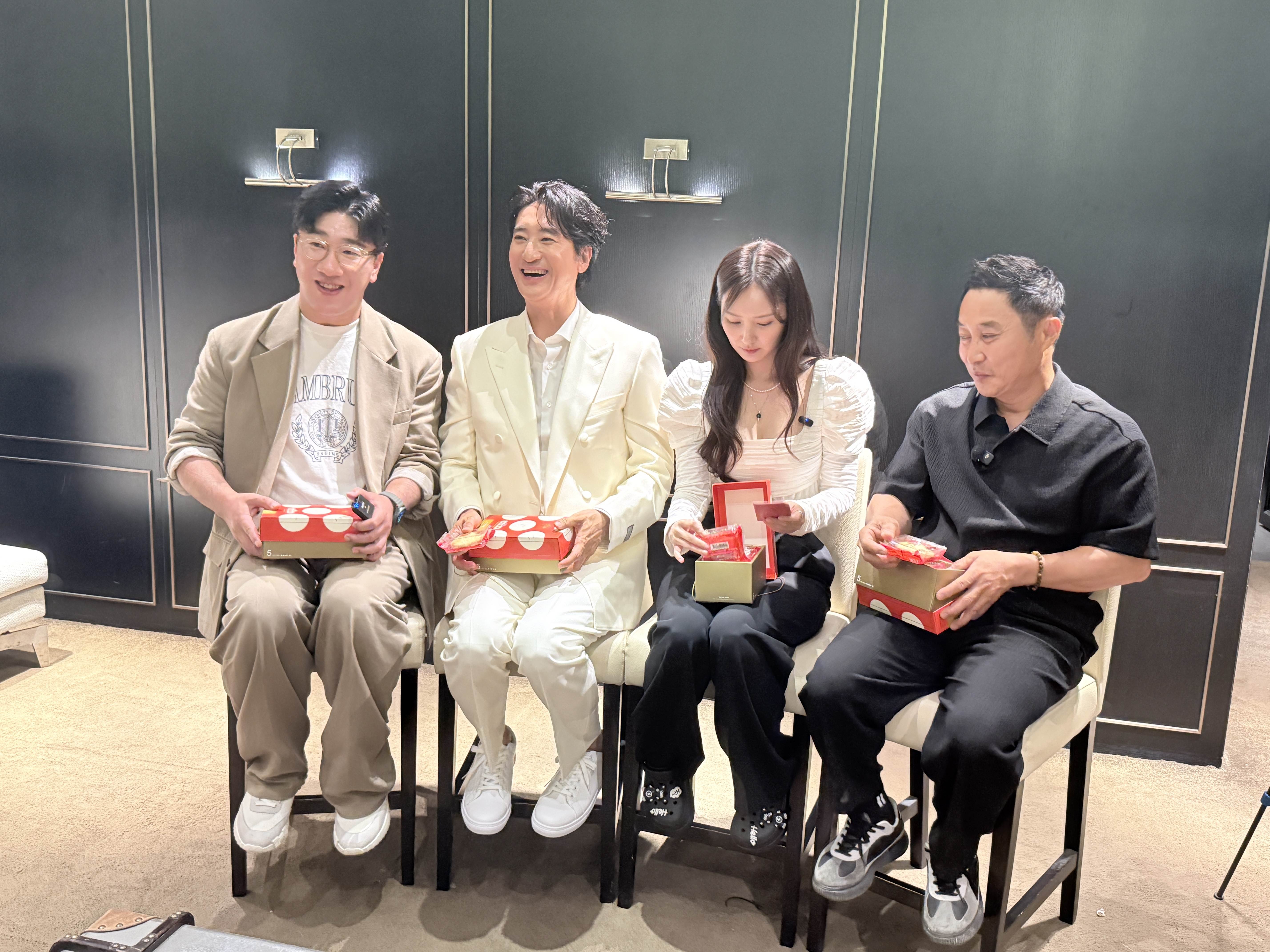 電影《懸賞令》（左起）導演申在浩與主演申鉉濬、裴優熙、金炳萬出席媒體試片會。（圖／童心娛樂提供）