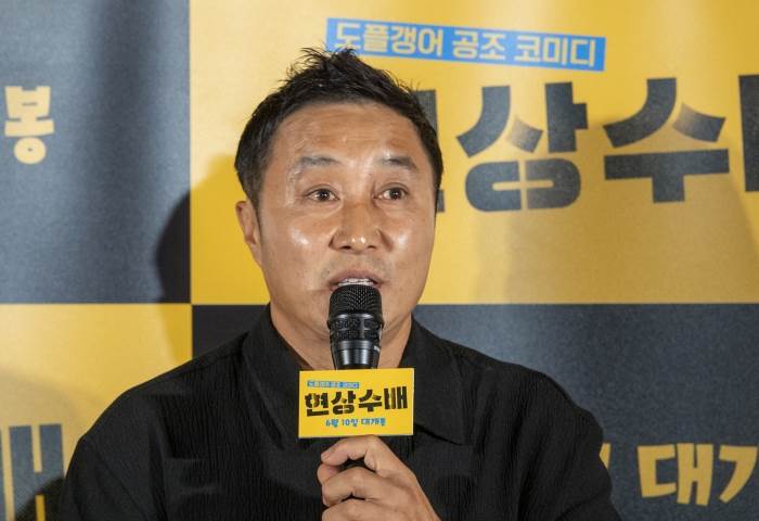 電影《懸賞令》主演金炳萬飾演看似正經八百卻流露喜劇的刑警。（圖／童心娛樂提供）