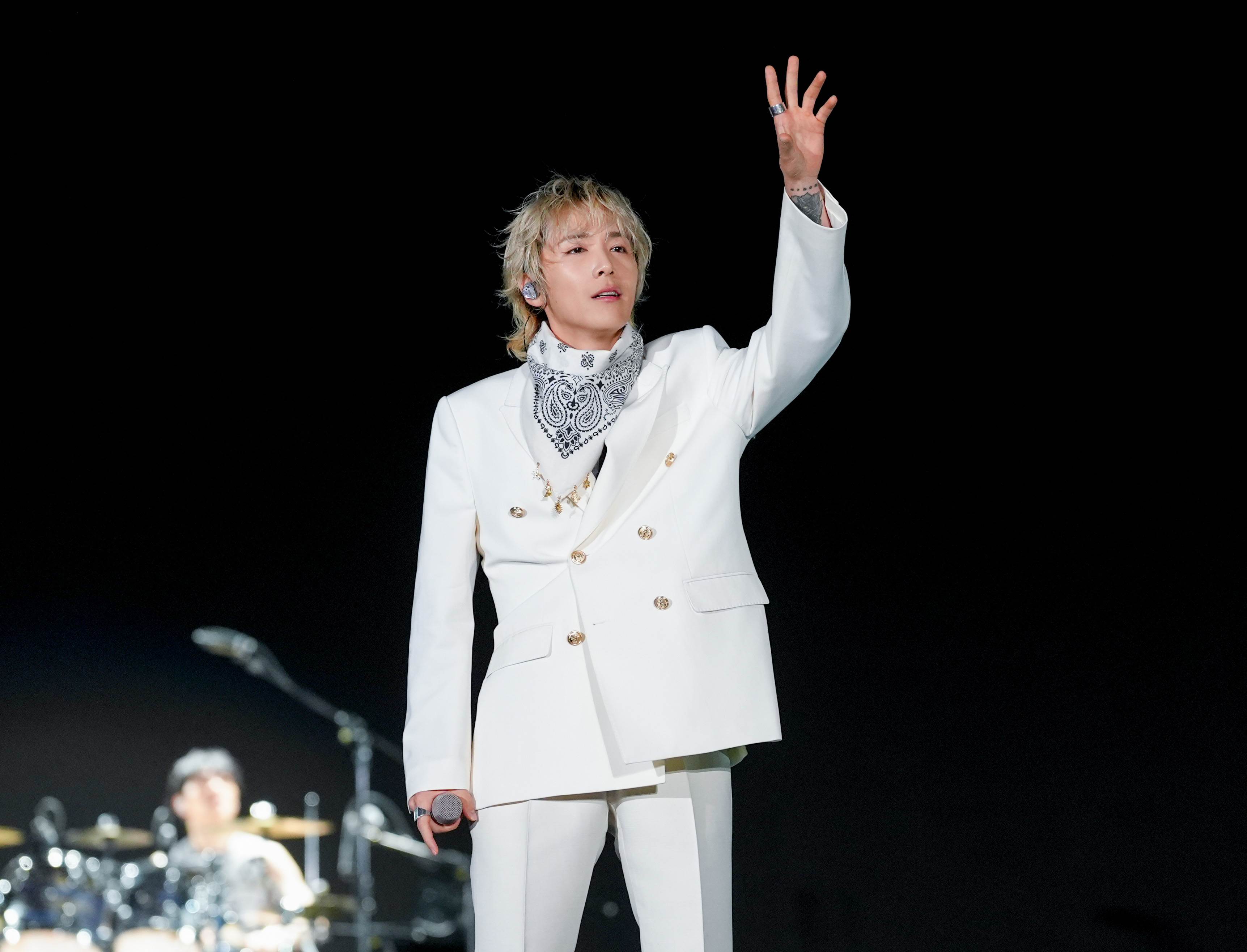 南韓樂團FTISLAND主唱李洪基穿著白色西裝，直呼：「太熱了」。（圖／讀者提供）