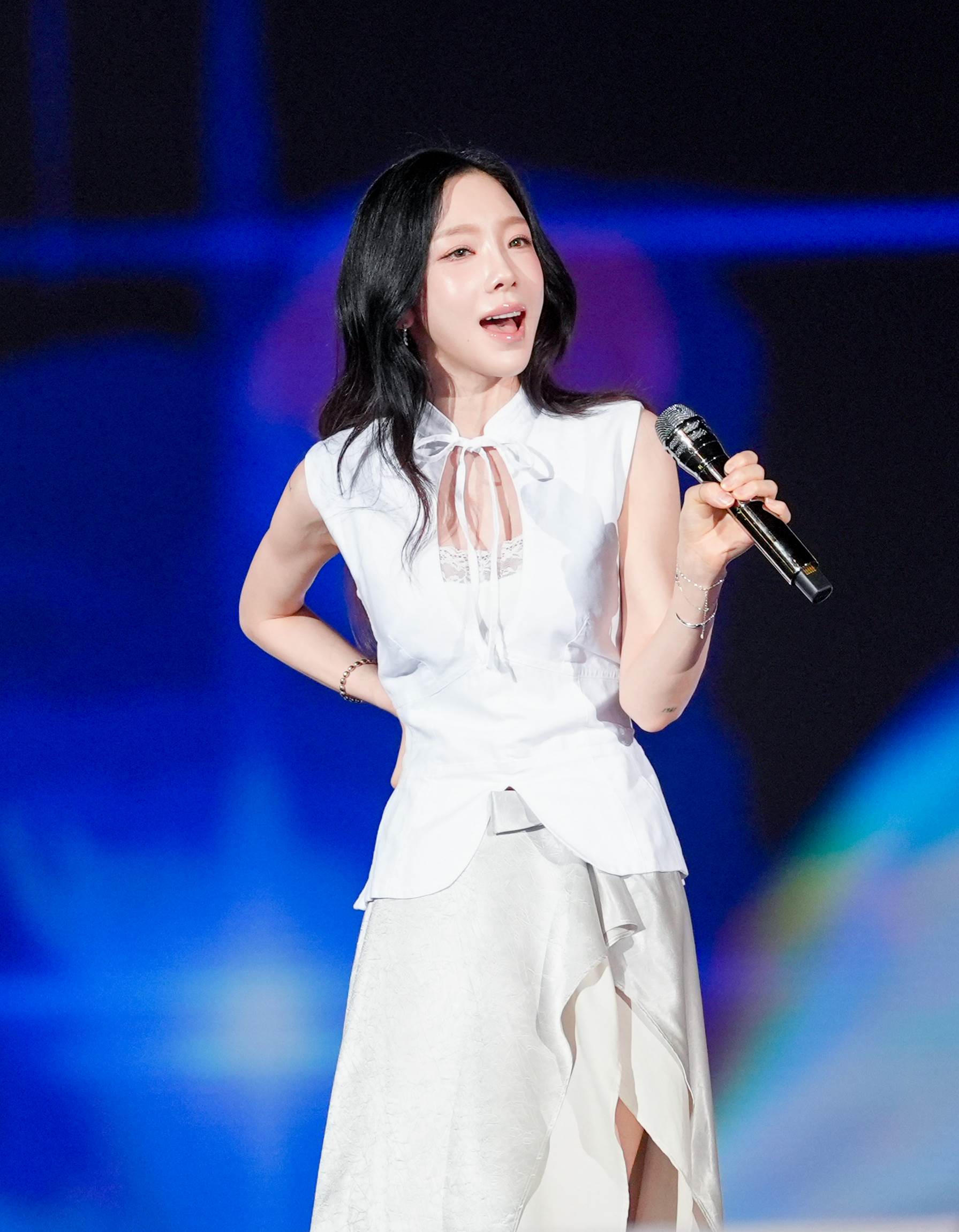 泰妍（TAEYEON，曾譯：太妍）演出疑似監聽耳機出問題。（圖／讀者提供）