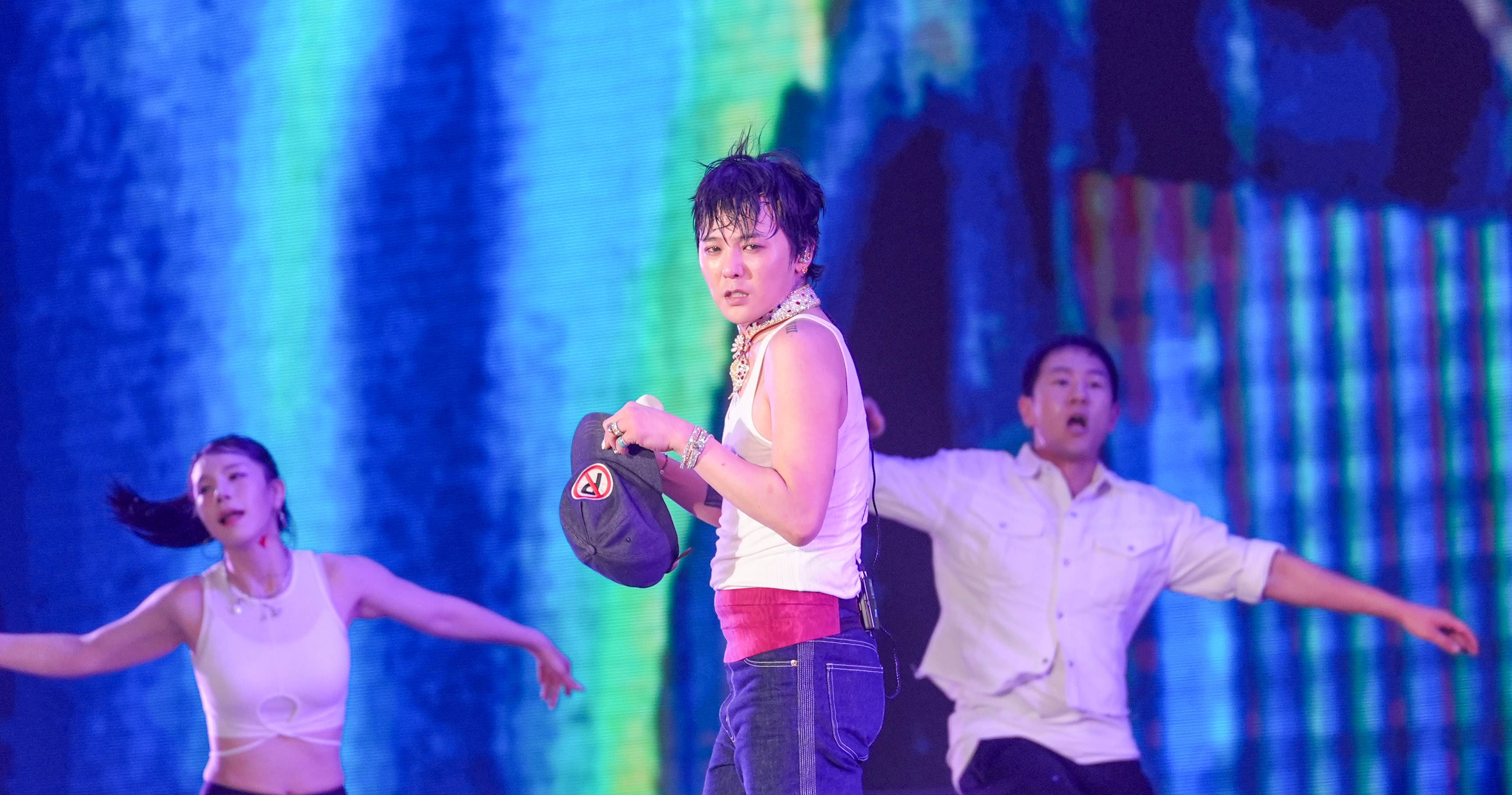 南韓男星GD（G-Dragon，權志龍）唱到最後一首〈Crooked〉，也將外套脫掉剩下白色吊嘎。（圖／讀者提供）
