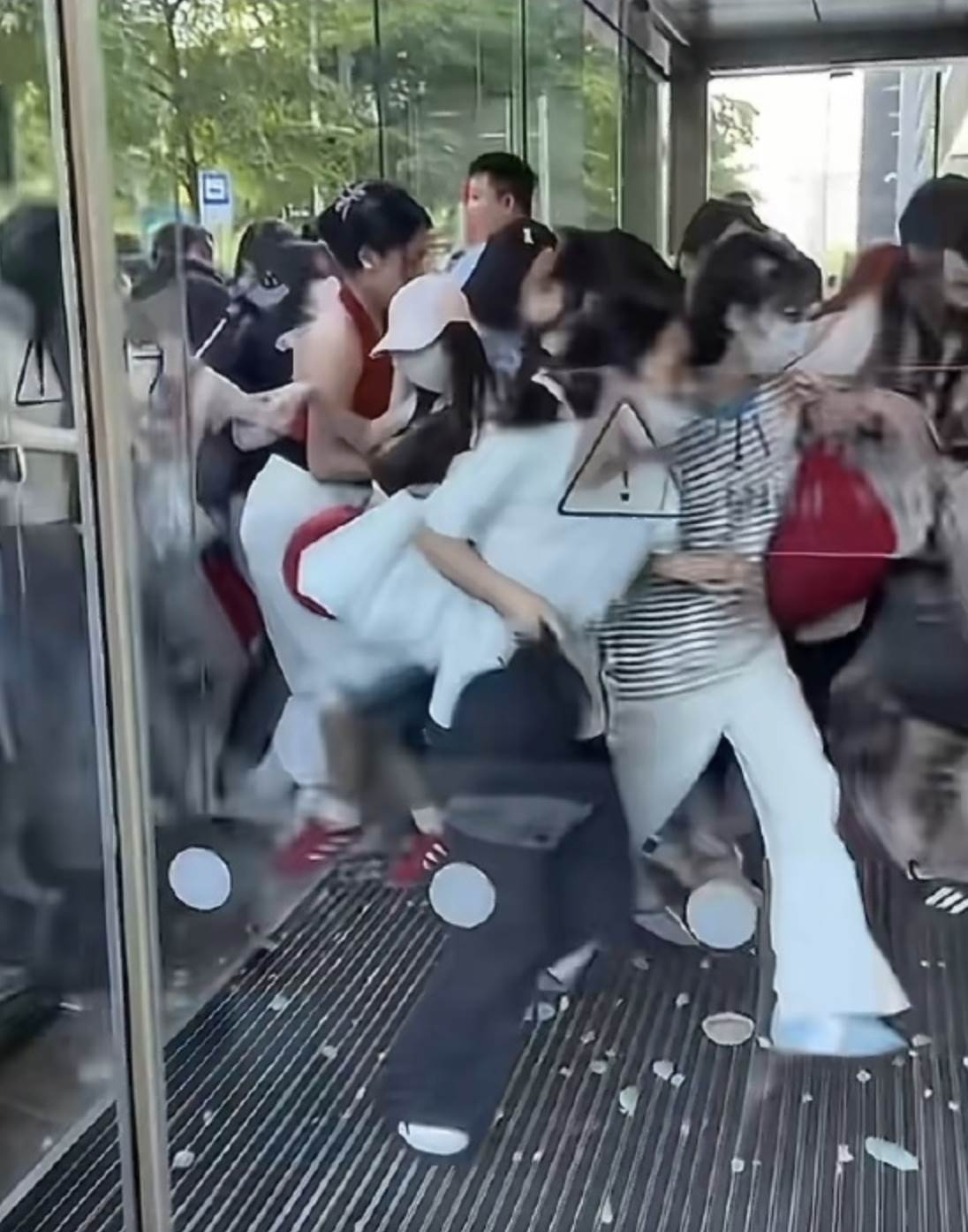 中國男星張凌赫原訂在南寧的活動，粉絲眾多將商場入口鋼化玻璃被擠碎，現場約5人輕微<a href='https://star.ebc.net.tw/search/tags/受傷/' target='_blank'>受傷</a>。（圖／翻攝自微博）