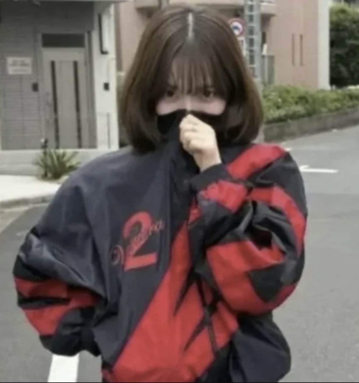 女團<a href='https://star.ebc.net.tw/search/tags/aespa/' target='_blank'>aespa</a>隊長<a href='https://star.ebc.net.tw/search/tags/Karina/' target='_blank'>Karina</a>（劉知珉）2025年在總統大選期間穿著紅色服裝，觸碰政治敏感線被嚴重抨擊。（圖／翻攝自X）