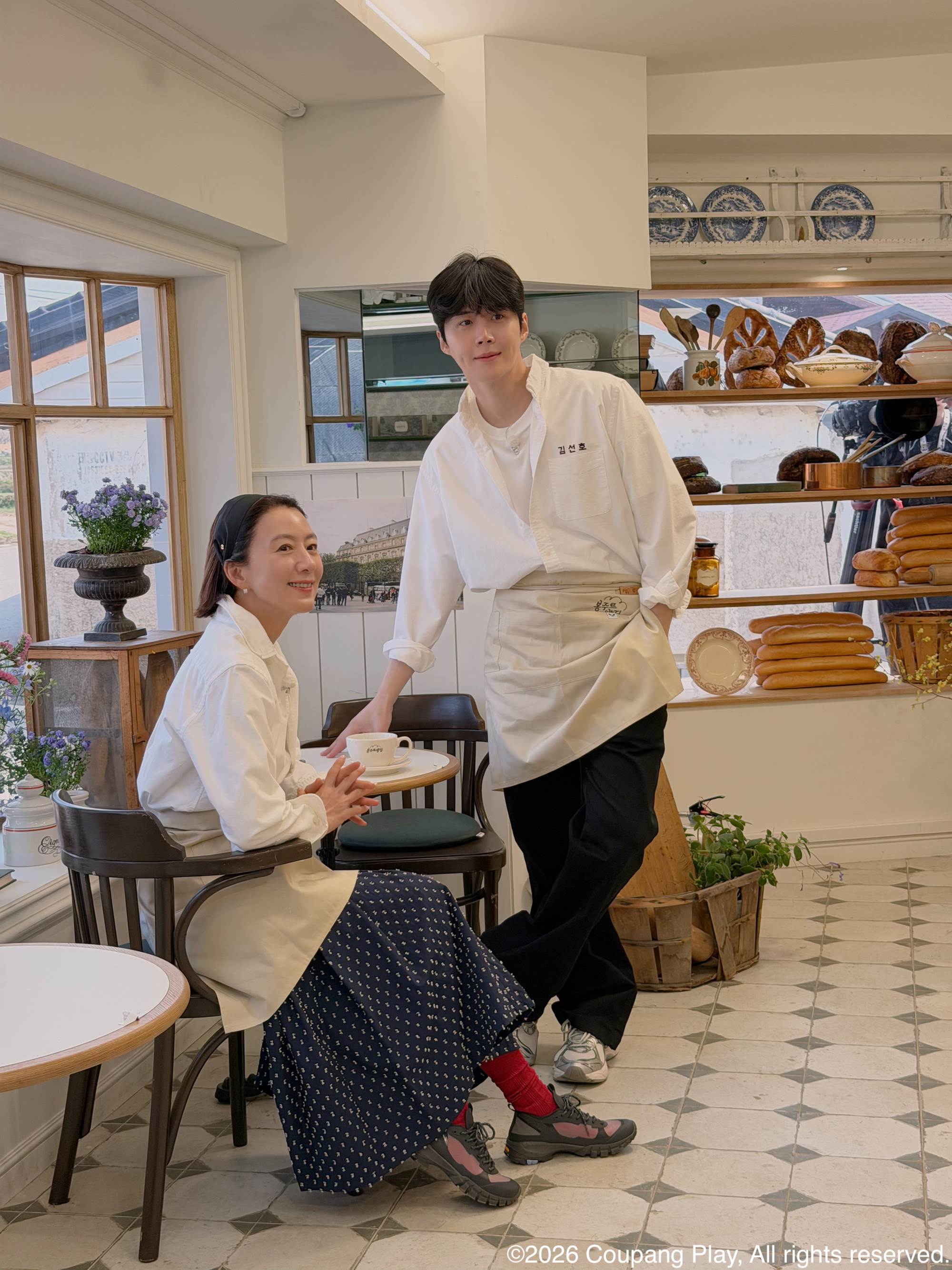 韓綜《Bonjour麵包店》金喜愛（左）、金宣虎一起練習飲料製作與服務默契。（圖／Hami Video提供）