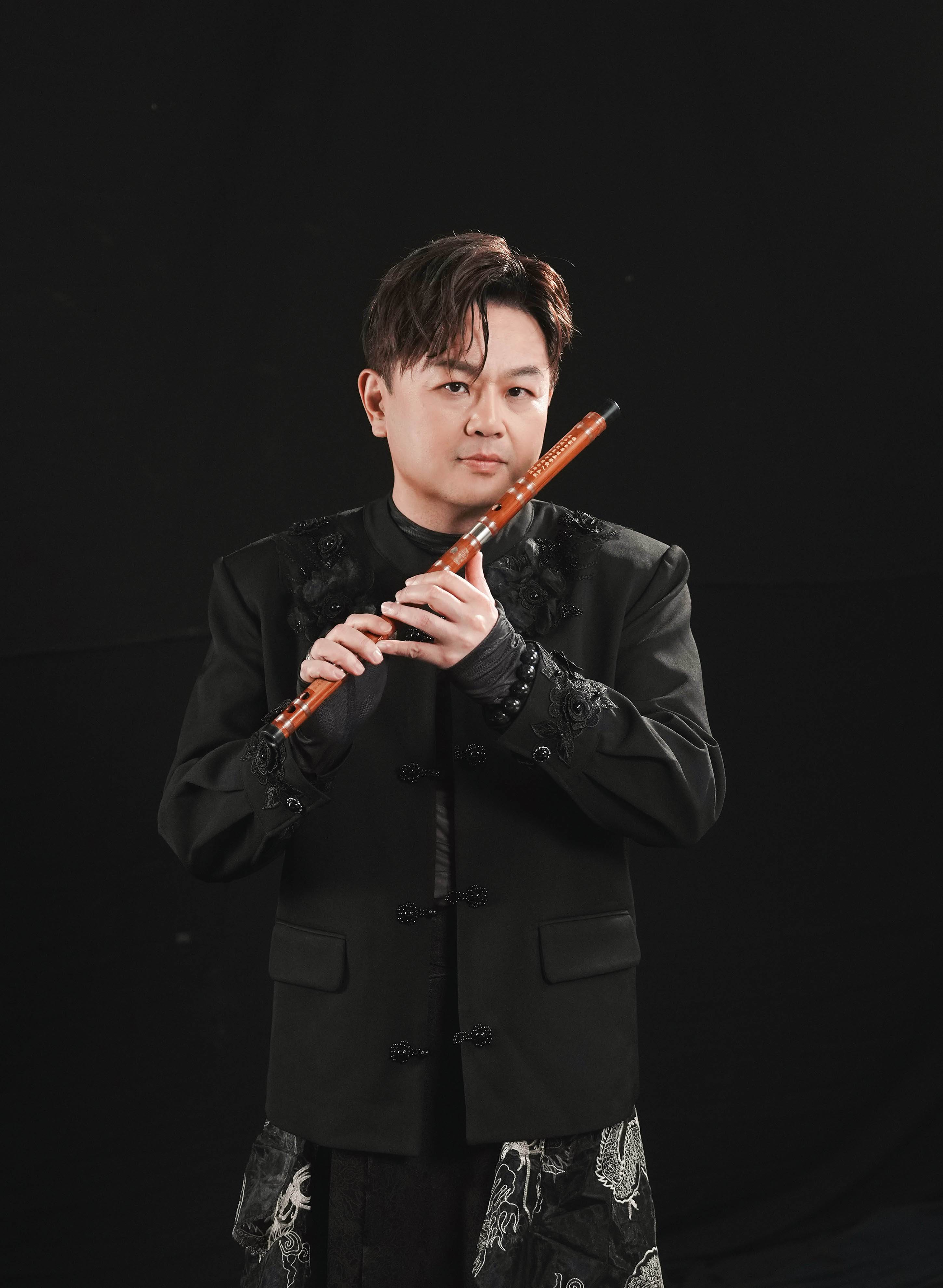 蘇震洋主打歌〈一字一句〉中的中國笛聲是他親自吹奏。（圖／綵星娛樂提供）