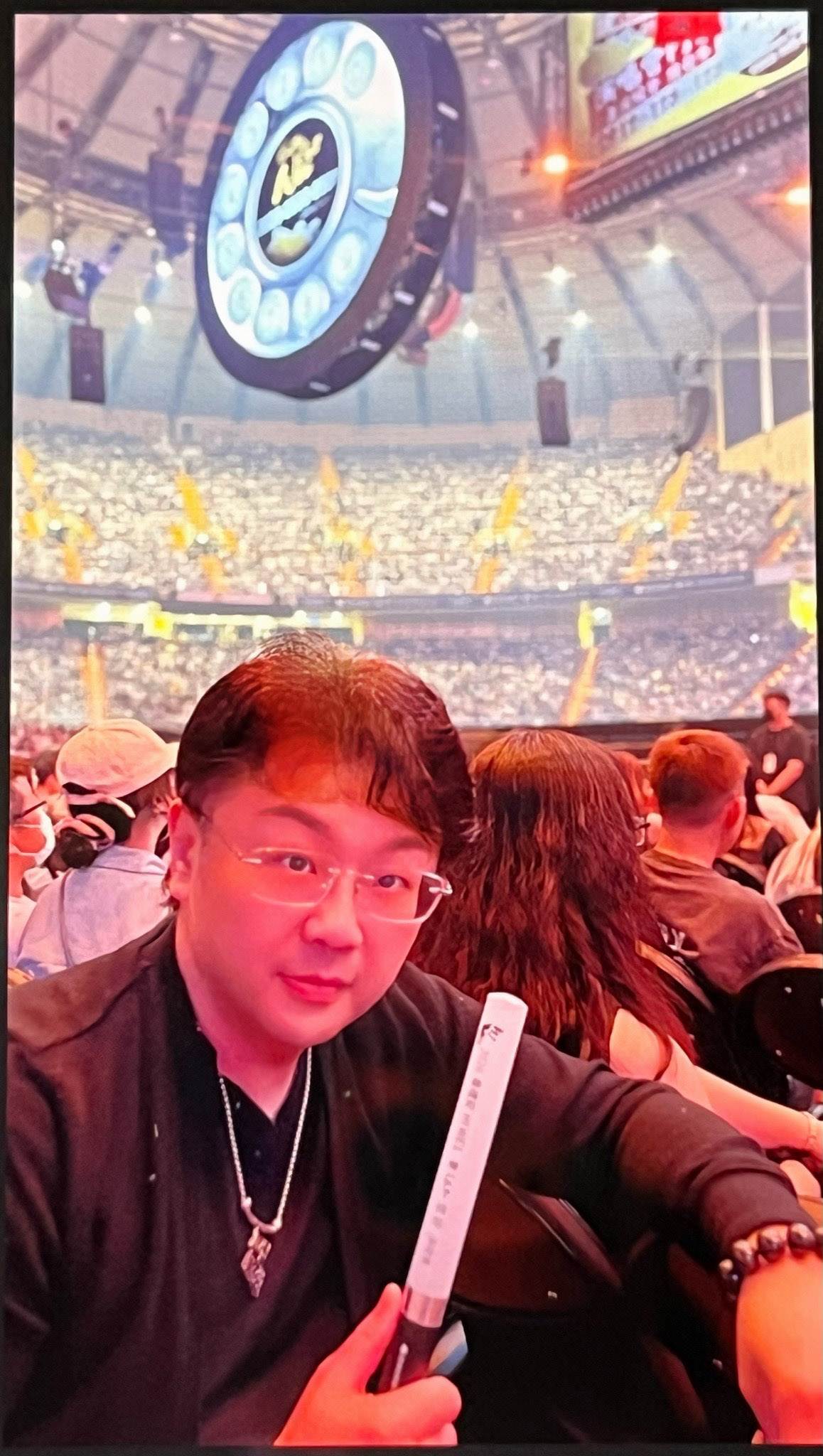 蘇震洋和<a href='https://star.ebc.net.tw/search/tags/韋禮安/' target='_blank'>韋禮安</a>昔日是鄰居，和老婆去朝聖小巨蛋演唱會。（圖／綵星娛樂提供）