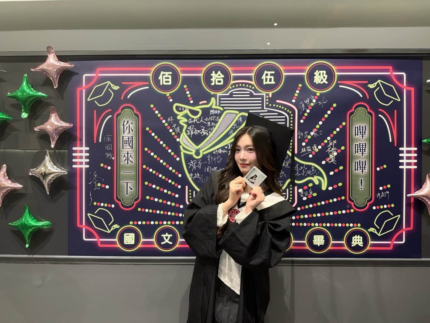 星二代李紫嫣從師大畢業，曬出多張學士服照。（圖／翻攝自李紫嫣 IG）
