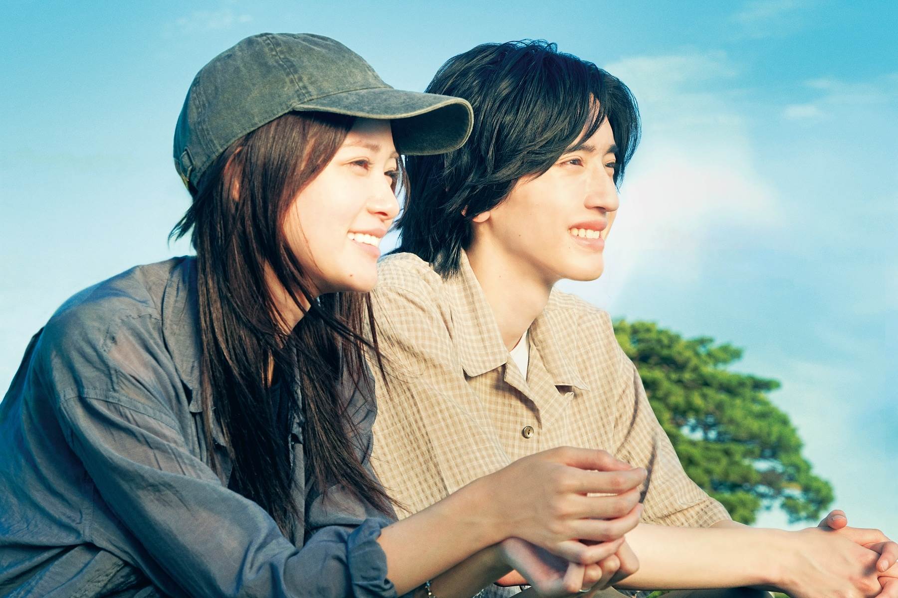 電影《妳最後留下的歌》道枝駿佑（右）的完美演出，讓搭檔的生見愛瑠（左）大讚他就像是角色本人。（圖／采昌提供）
