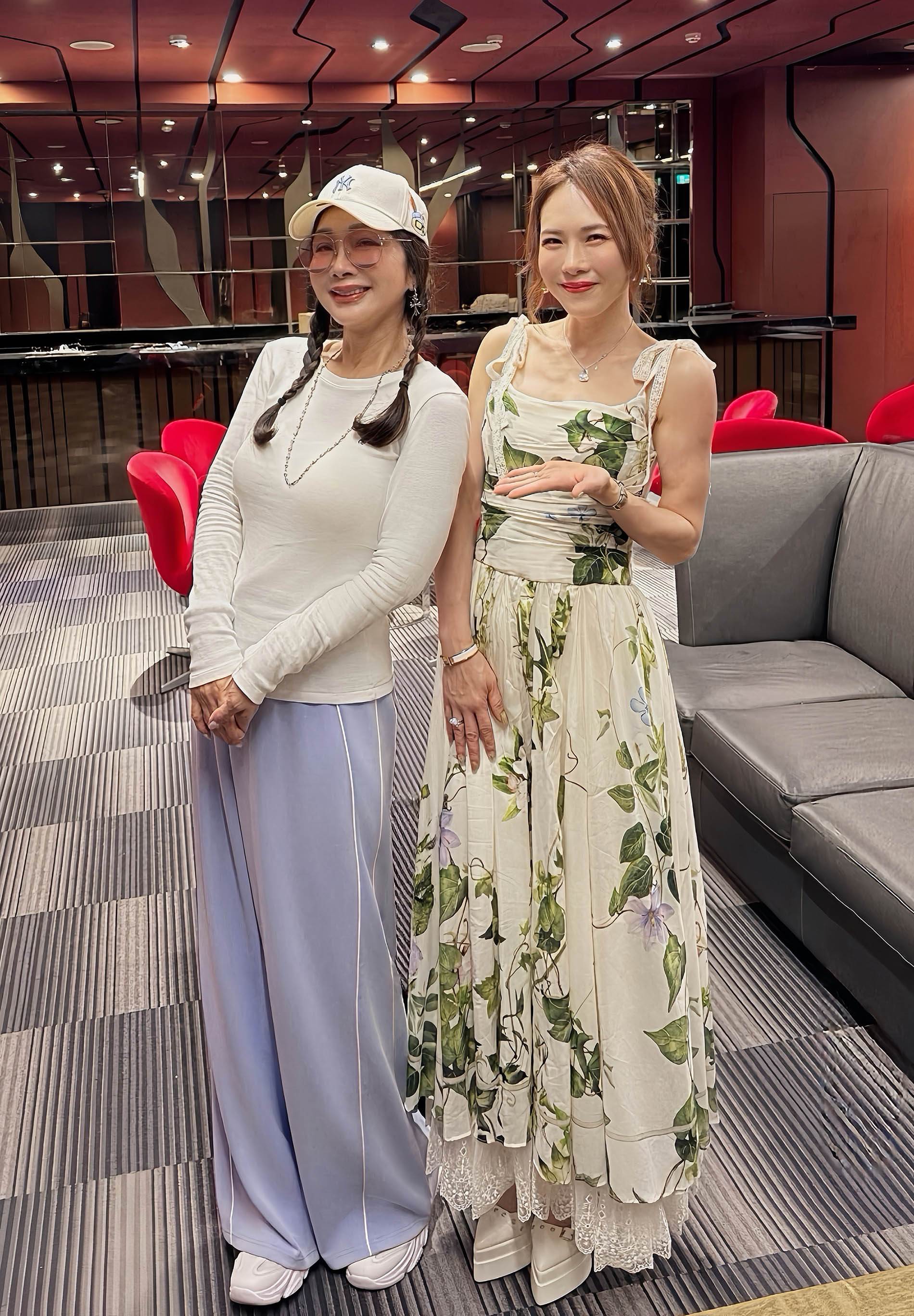 吳申梅日前受優質生命協會邀請和偶像<a href='https://star.ebc.net.tw/search/tags/陳美鳳/' target='_blank'>陳美鳳</a>見面，兩人因歌曲〈彩色人生〉當了5年<a href='https://star.ebc.net.tw/search/tags/網友/' target='_blank'>網友</a>。（圖／喜上梅梢娛樂提供）