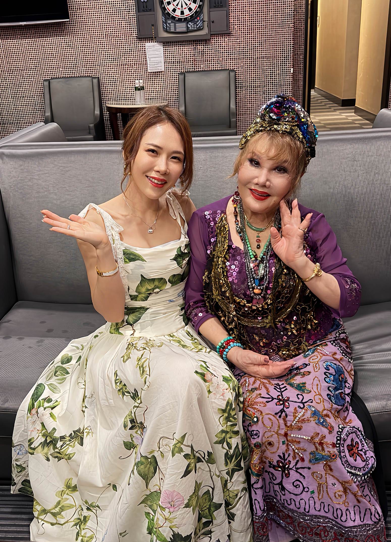 吳申梅和綜藝界資深前輩澎澎互動有趣。（圖／喜上梅梢娛樂提供）