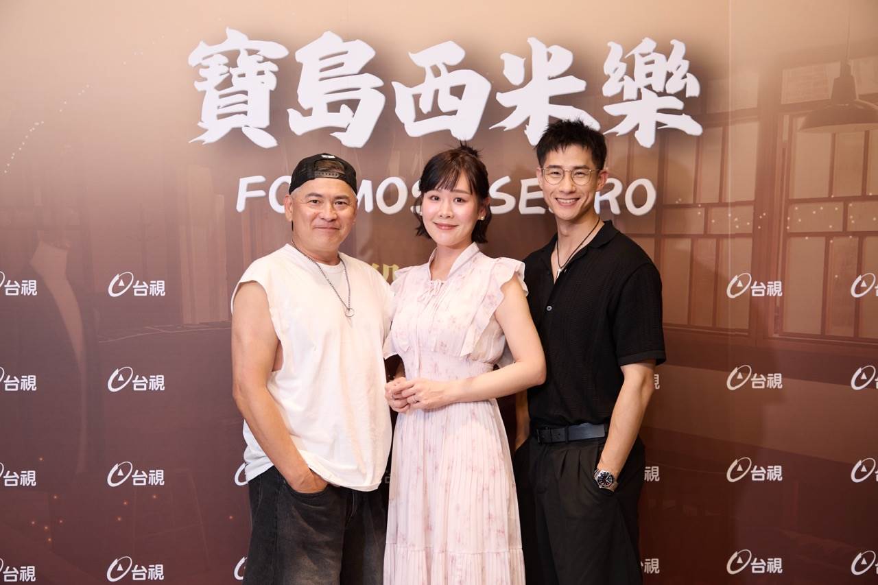 馬國賢(左)殺青後才有空陪太太回韓國娘家。（圖／台視提供）