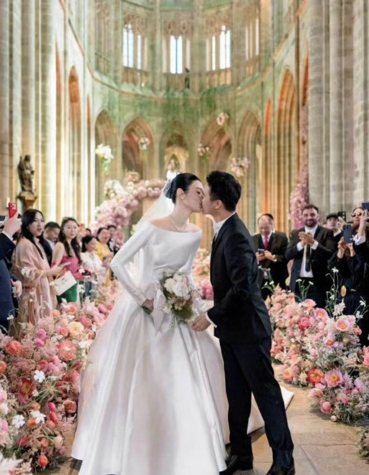 陳學冬遠赴法國見證奚夢瑤婚禮。（圖／翻攝自陳學冬微博）
