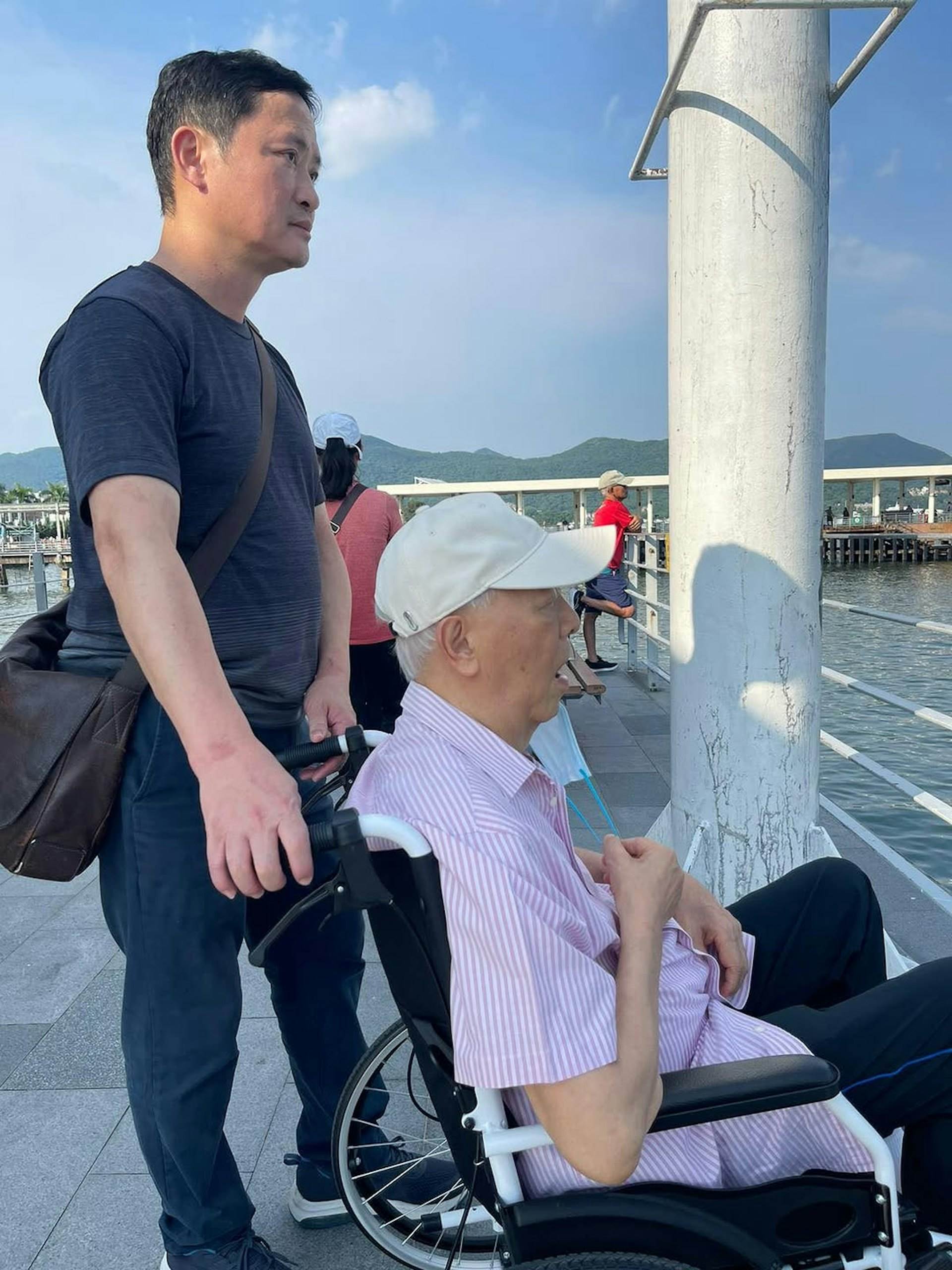 戲劇導師余俊峰帶鍾景輝看海景。（圖／翻攝自余俊峰Instagram）
