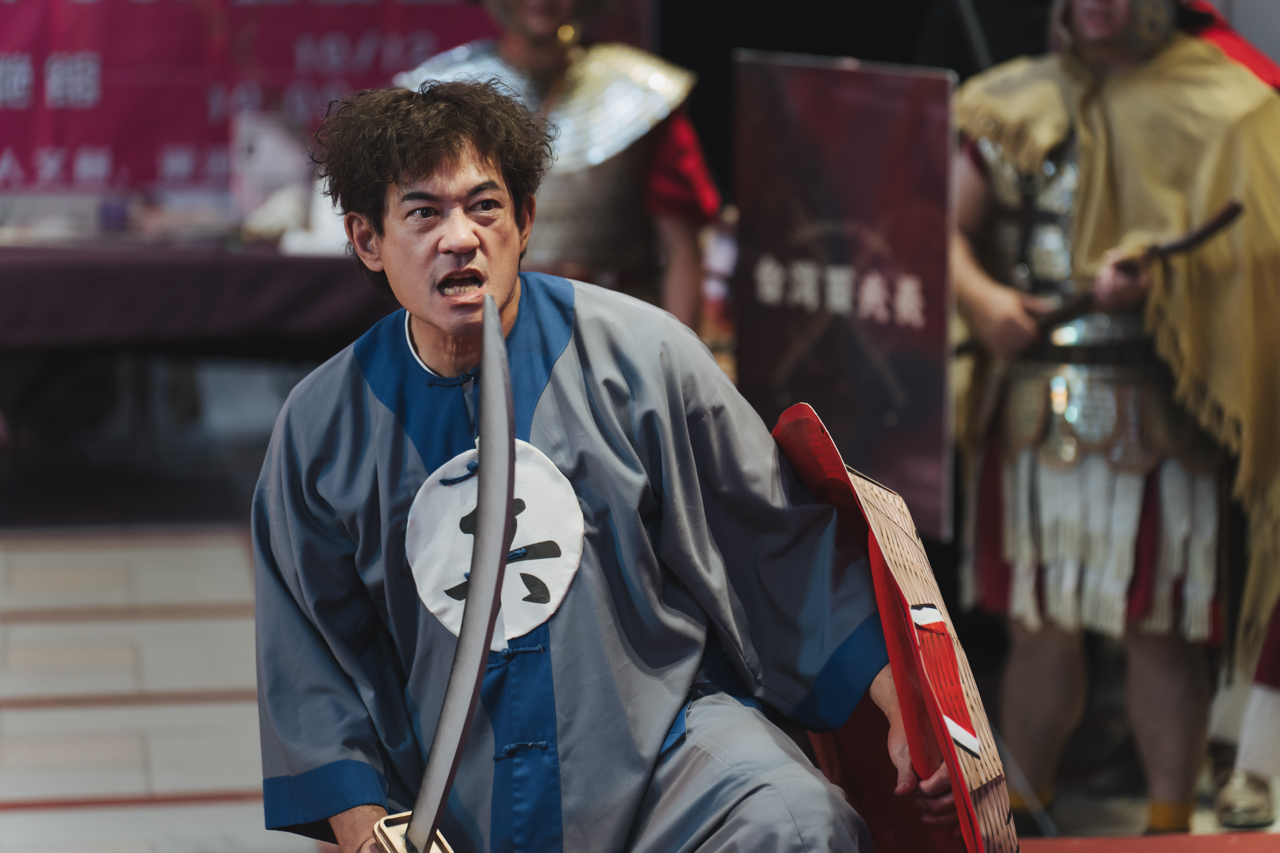 《阿松與阿暖》柯叔元飾演個性木訥寡言、不擅表達的紙藝職人。（圖／Hami Video）