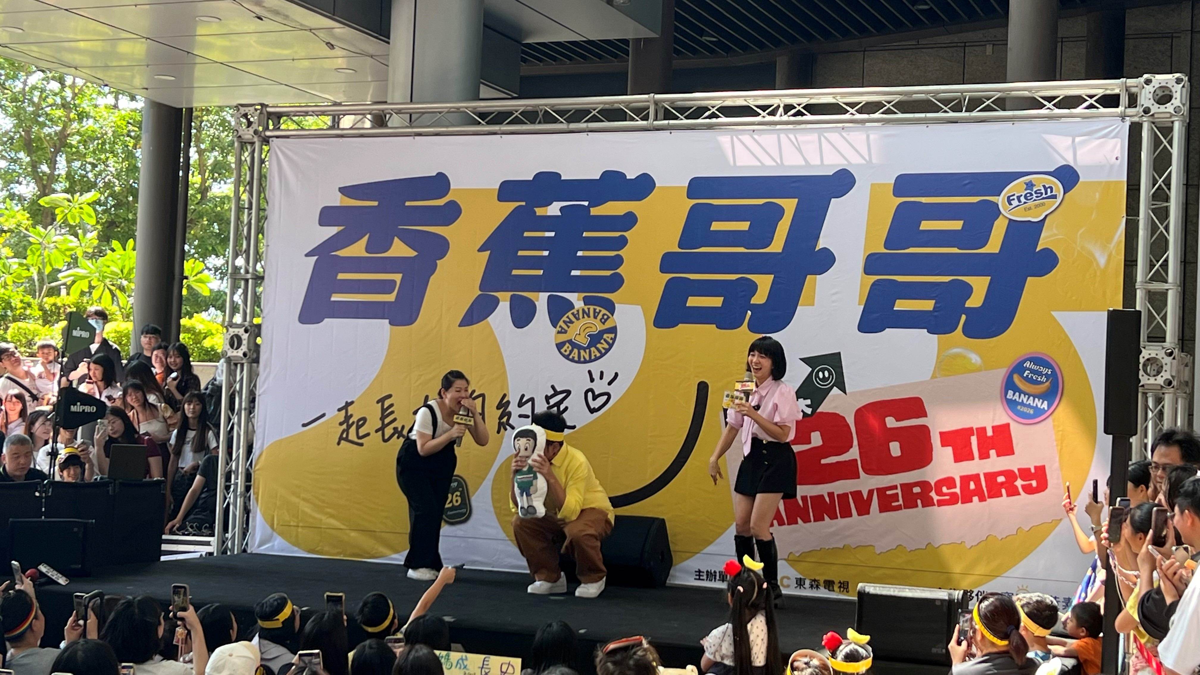 香蕉哥哥看到昔日搭檔大頭的操偶師，當場蹲下落淚。（圖／東森電視提供）