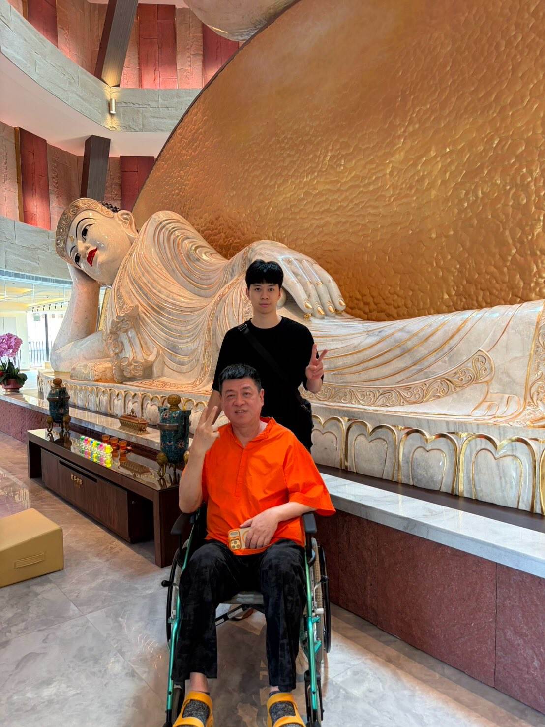 孫德榮與養子唯哲到靈鷲山福城參觀靈骨塔。（圖／翻攝自孫腫來了臉書）