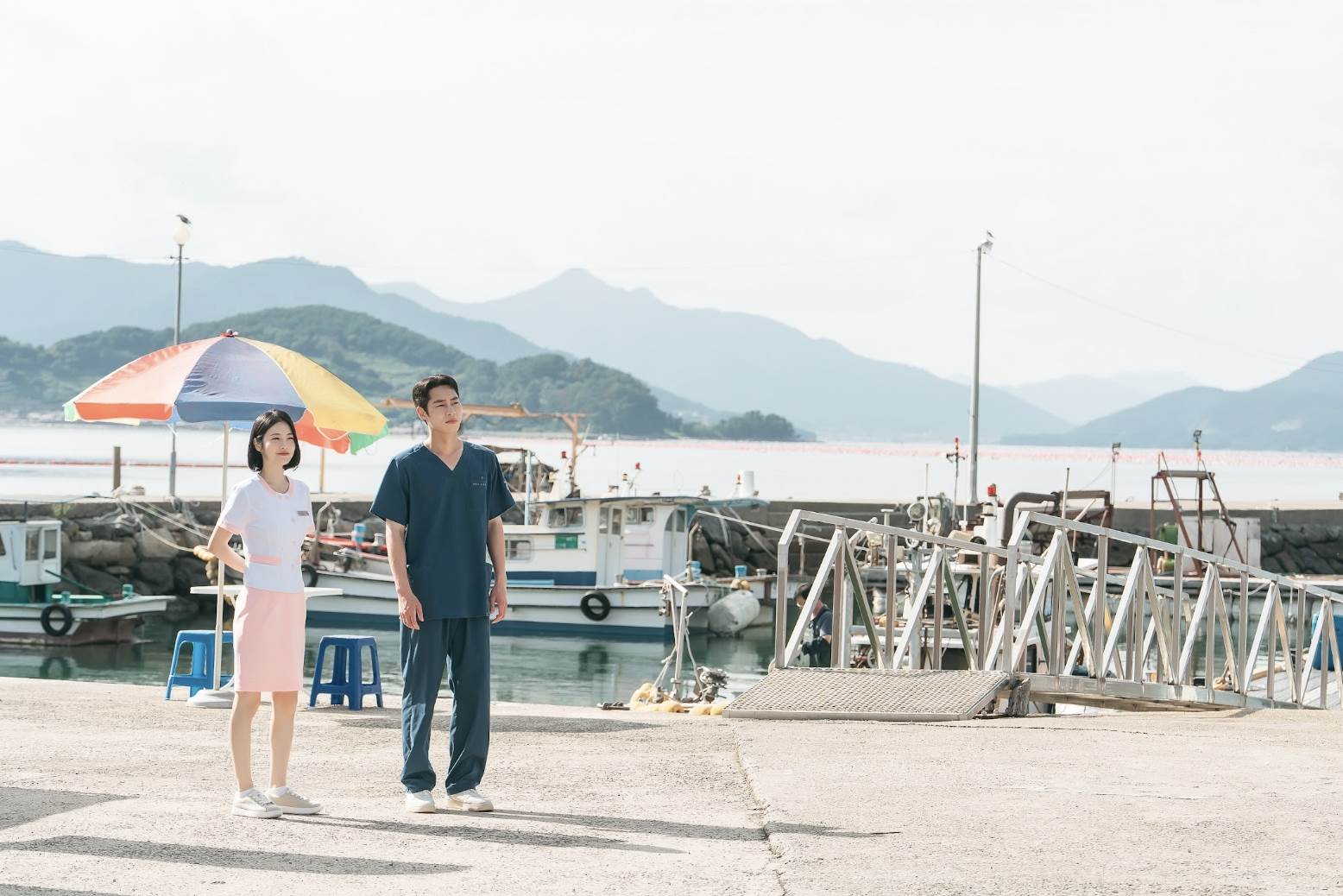 韓劇《醫到孤島愛上你》李宰旭和辛叡恩在物資稀缺的島上攜手解決各種醫療難題。（圖／Disney+提供）