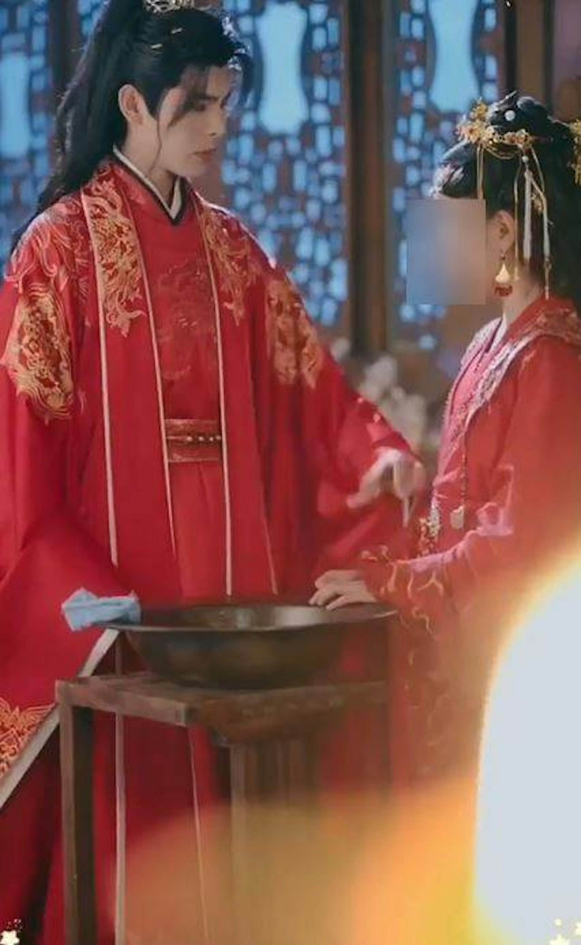 11歲女童搭28歲男星靳旺演夫妻。（圖／翻攝自微博）
