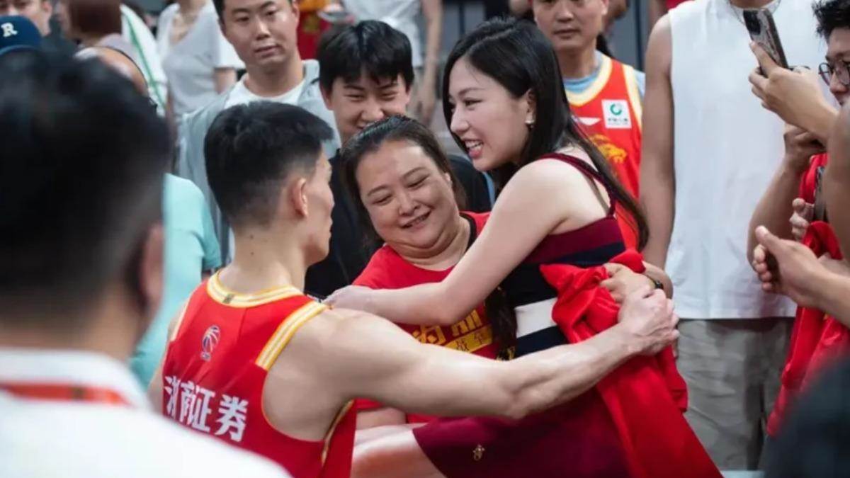 蔡尚樺現身球場為林秉聖加油。（圖／翻攝自zuccsabonisi虎撲）