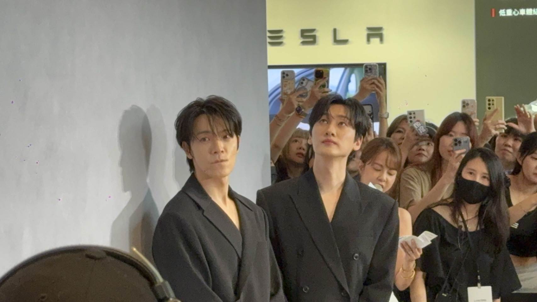 南韓男團Super Junior-D&E成員東海和銀赫也親自設計了人生四格和全身投影的活動。（圖／記者楊雅芸攝）