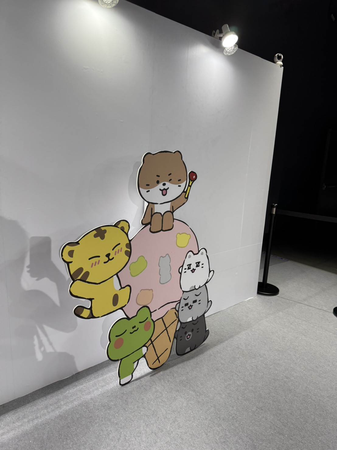南韓男團SEVENTEEN主題快閃店《Ice Cream with MINITEEN》，擁有許多可愛看板打卡合照。（圖／記者楊雅芸攝）