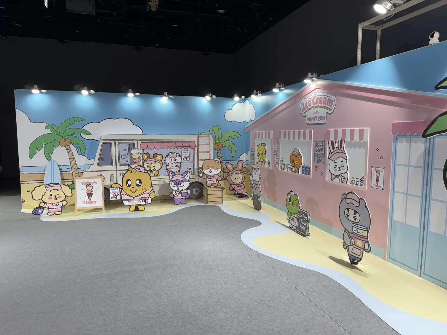 南韓男團SEVENTEEN主題快閃店《Ice Cream with MINITEEN》，在店內最裡面有13名MINITEEN的打卡點。（圖／記者楊雅芸攝）