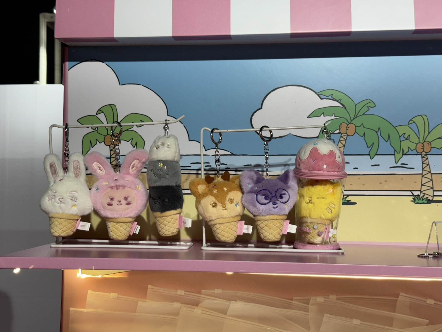 南韓男團SEVENTEEN主題快閃店《Ice Cream with MINITEEN》多款MINITEEN Ice Cream系列限定商品。（圖／記者楊雅芸攝）