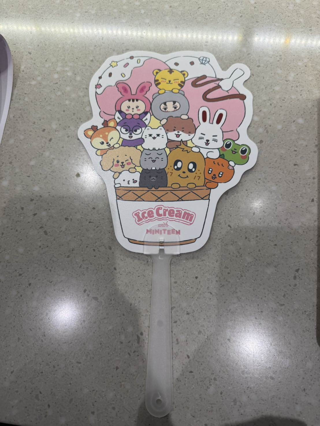 南韓男團SEVENTEEN主題快閃店《Ice Cream with MINITEEN》消費即可獲得限定主題扇子乙份。（圖／記者楊雅芸攝）