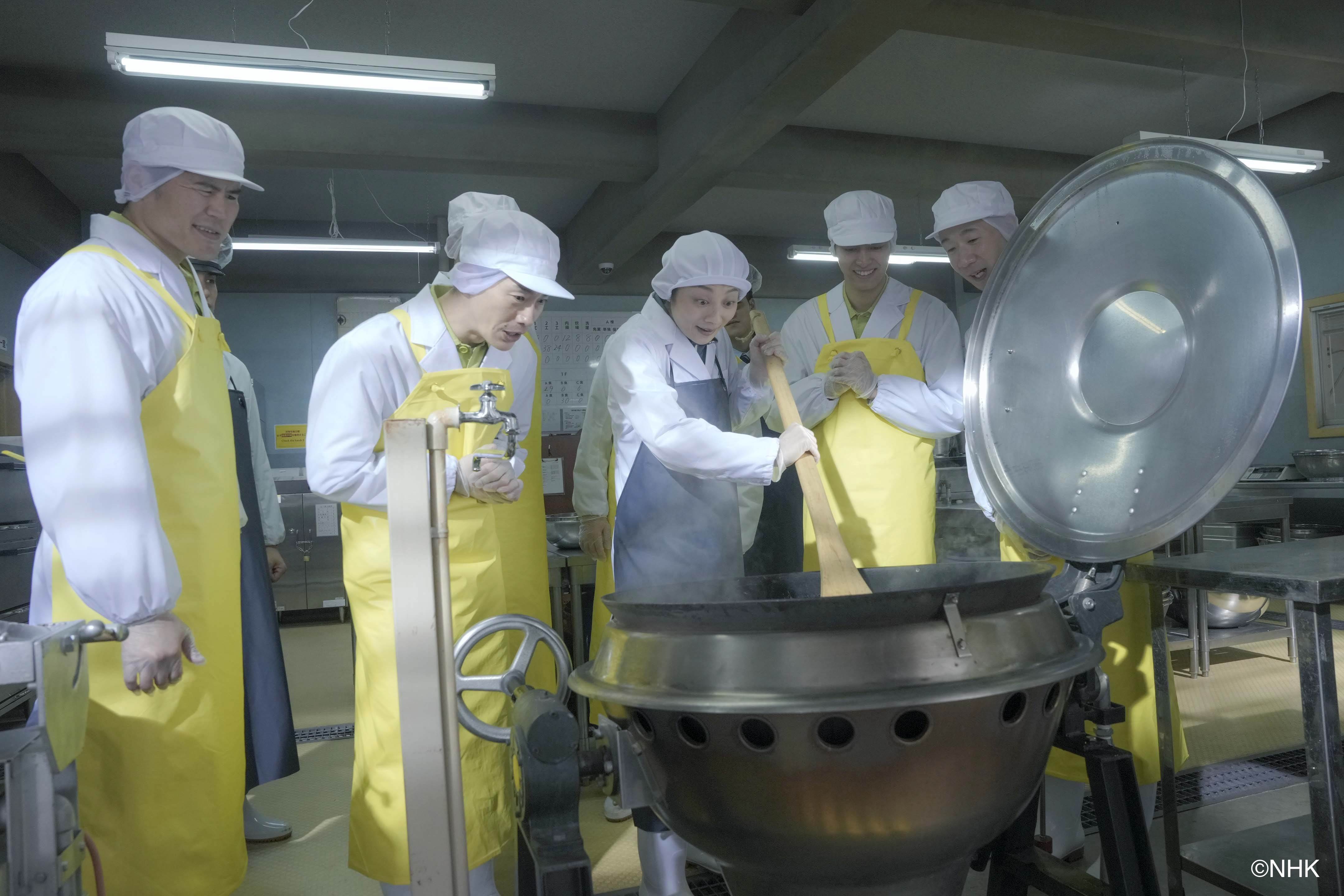 日劇《獄所三星主廚》小池榮子（左三）帶領受刑人一起煮飯並且了解料理的美妙之處。（圖／Hami Video提供）