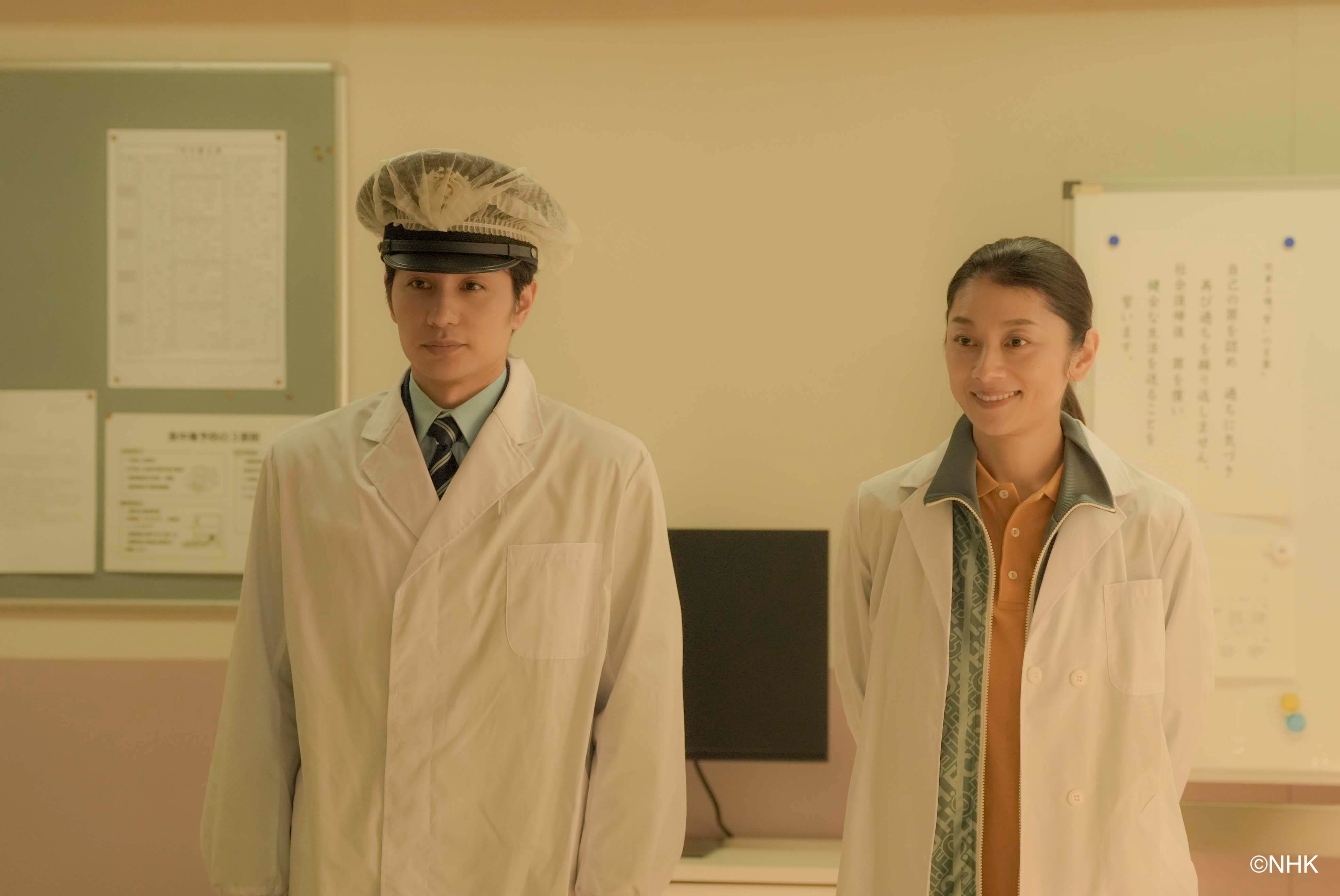 日劇《獄所三星主廚》小池榮子（右）與負責炊場的刑務官中村蒼對監獄餐點有截然不同的看法，小池榮子必須竭盡心力想出適合執行的料理。（圖／Hami Video提供）