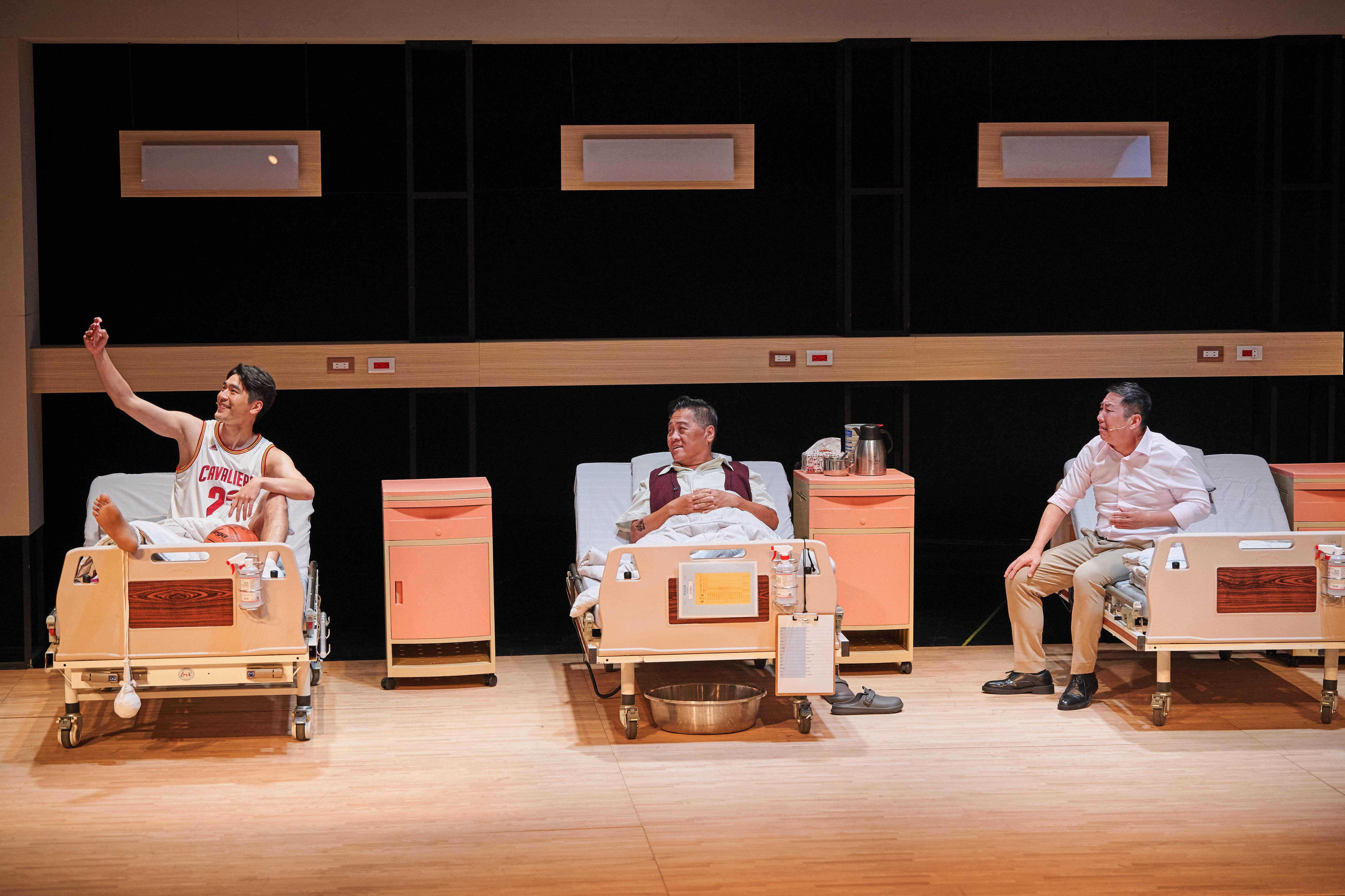 三張病床、三段人生！全新創作喜劇《在哪裡跌倒，就在哪裡躺一下》演員涂善存（左起）、朱德剛、屈中恆。（圖／全民大劇團提供）