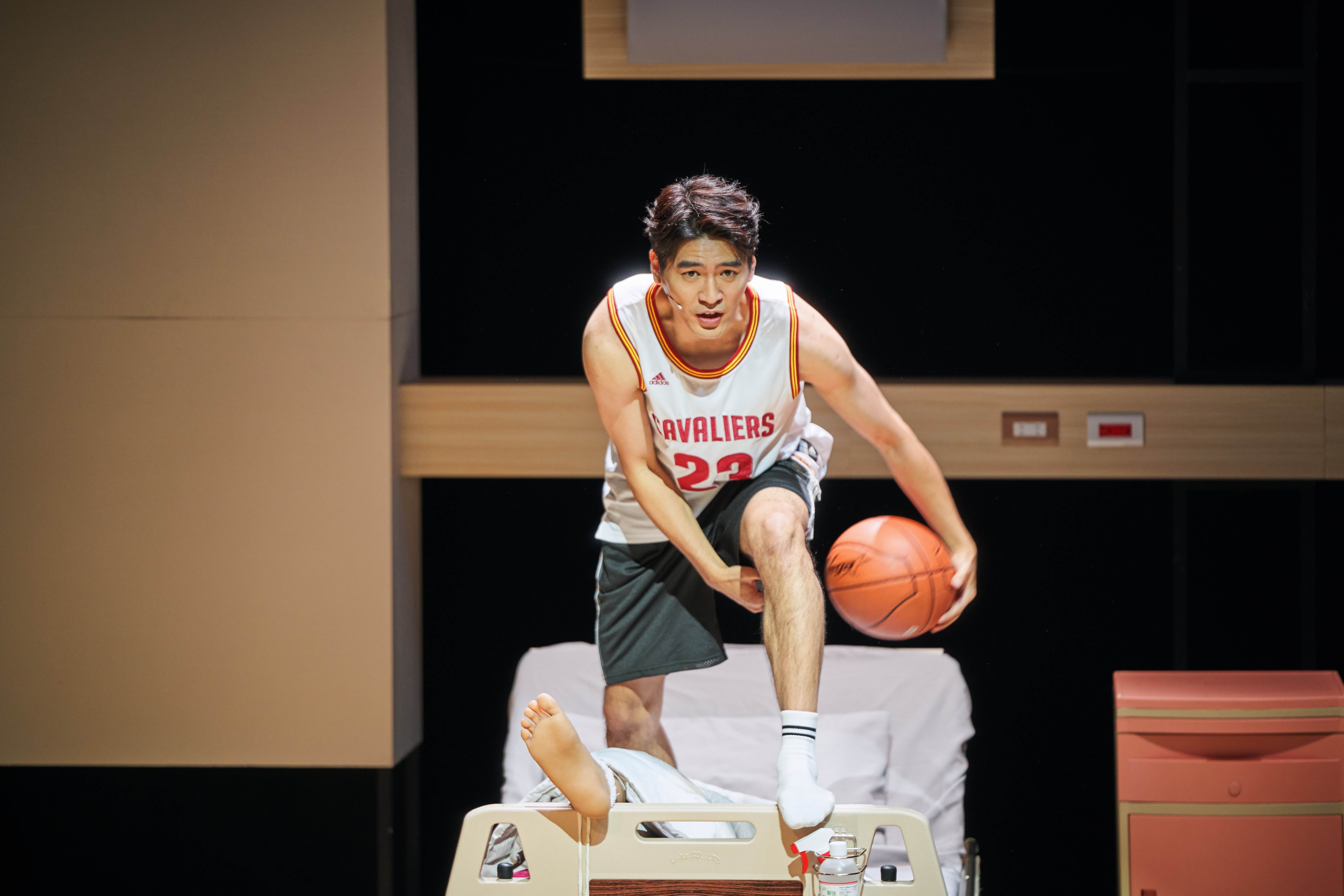 涂善存首度挑戰舞台劇，飾演因大腿骨折住院的大學生涂志龍。（圖／全民大劇團提供）
